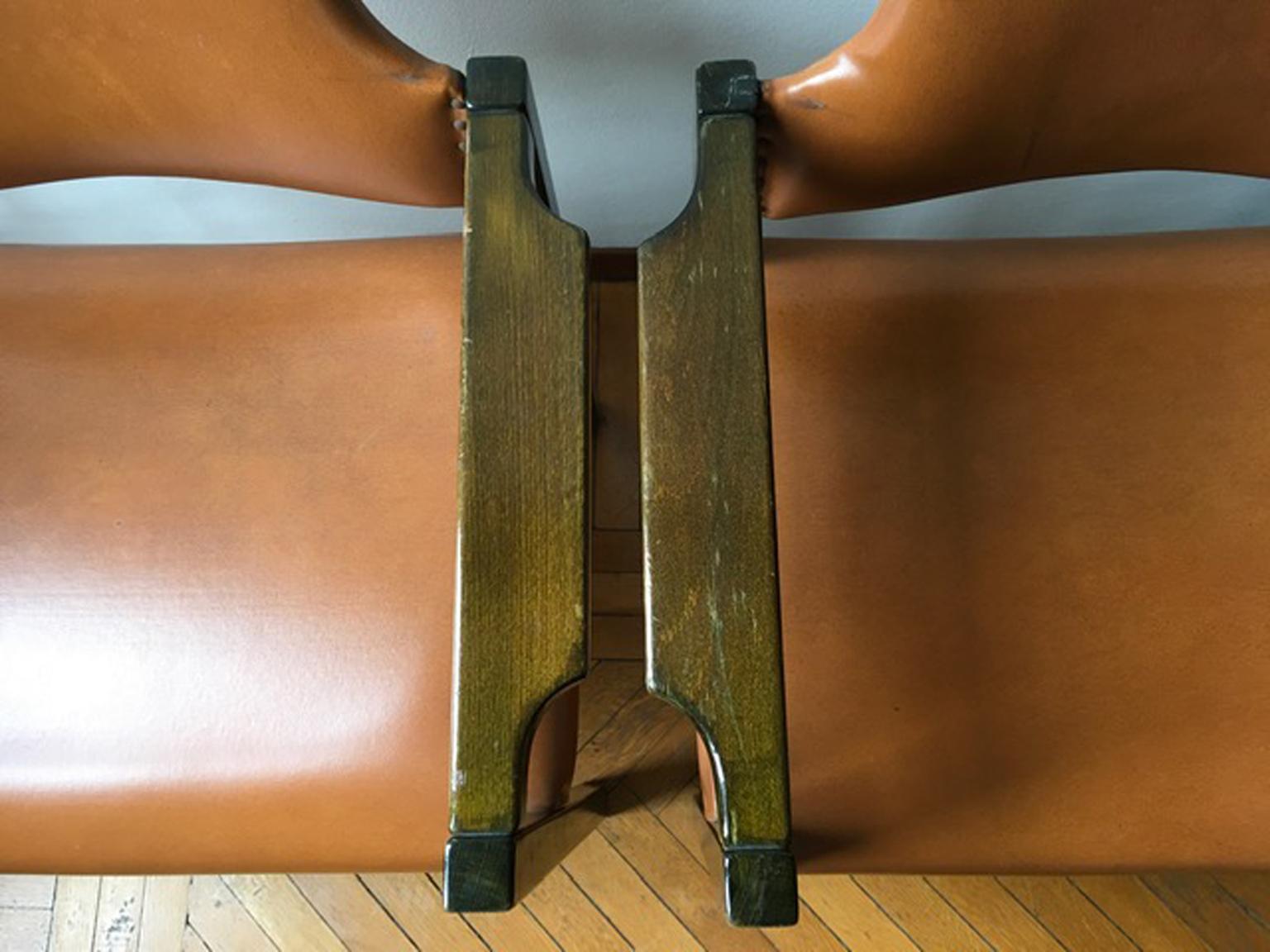 Cette paire de fauteuils iconiques de Poltronova en Beeche, a une couleur bois vert raffinée. Le faux cuir n'est pas d'origine et le bois présente tous les signes du temps, mais ces fauteuils sont deux pièces emblématiques du design italien par