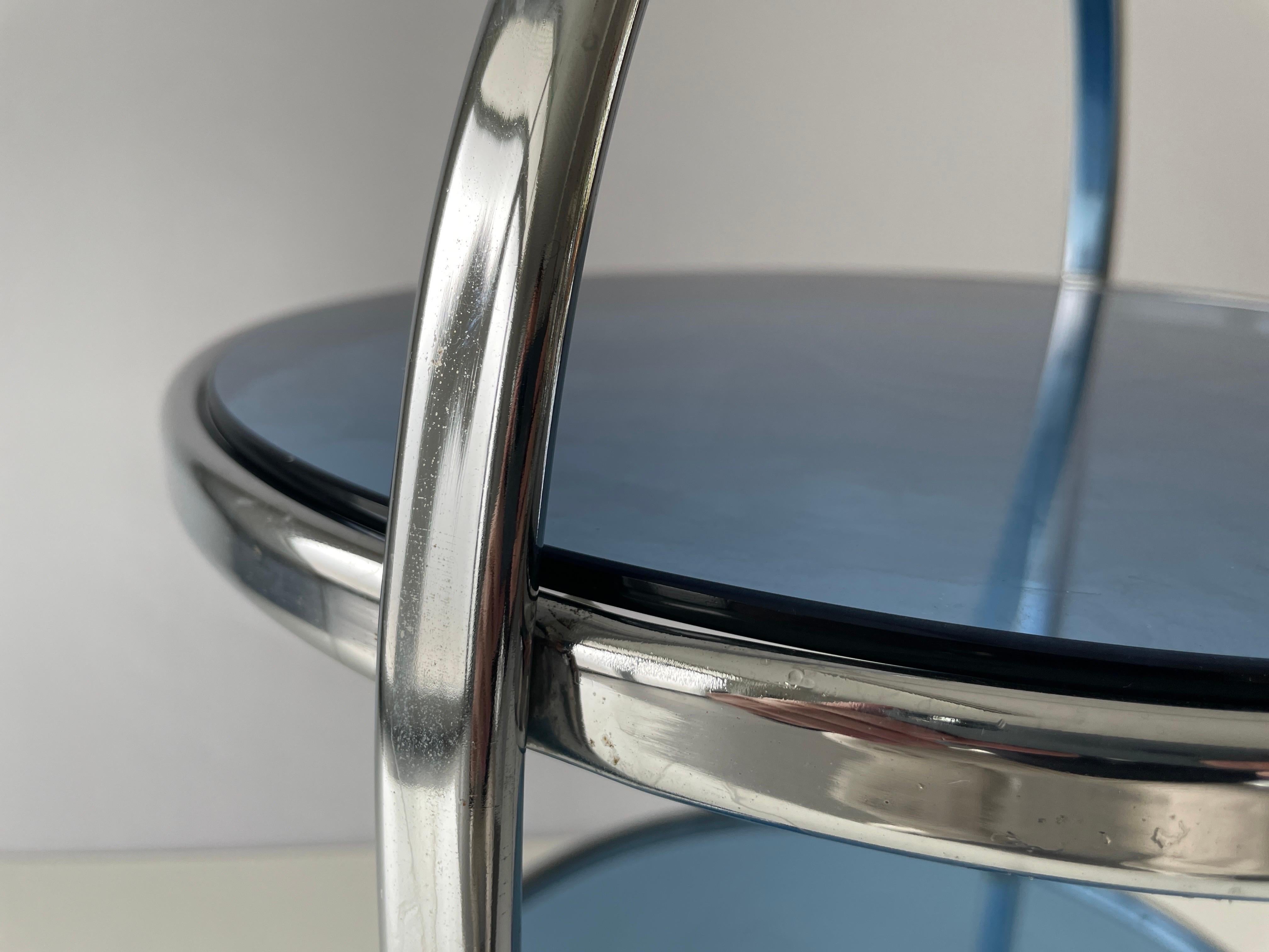 Carrello di design italiano a tre strati in cromo e vetro blu, anni '60, Italia in vendita 4