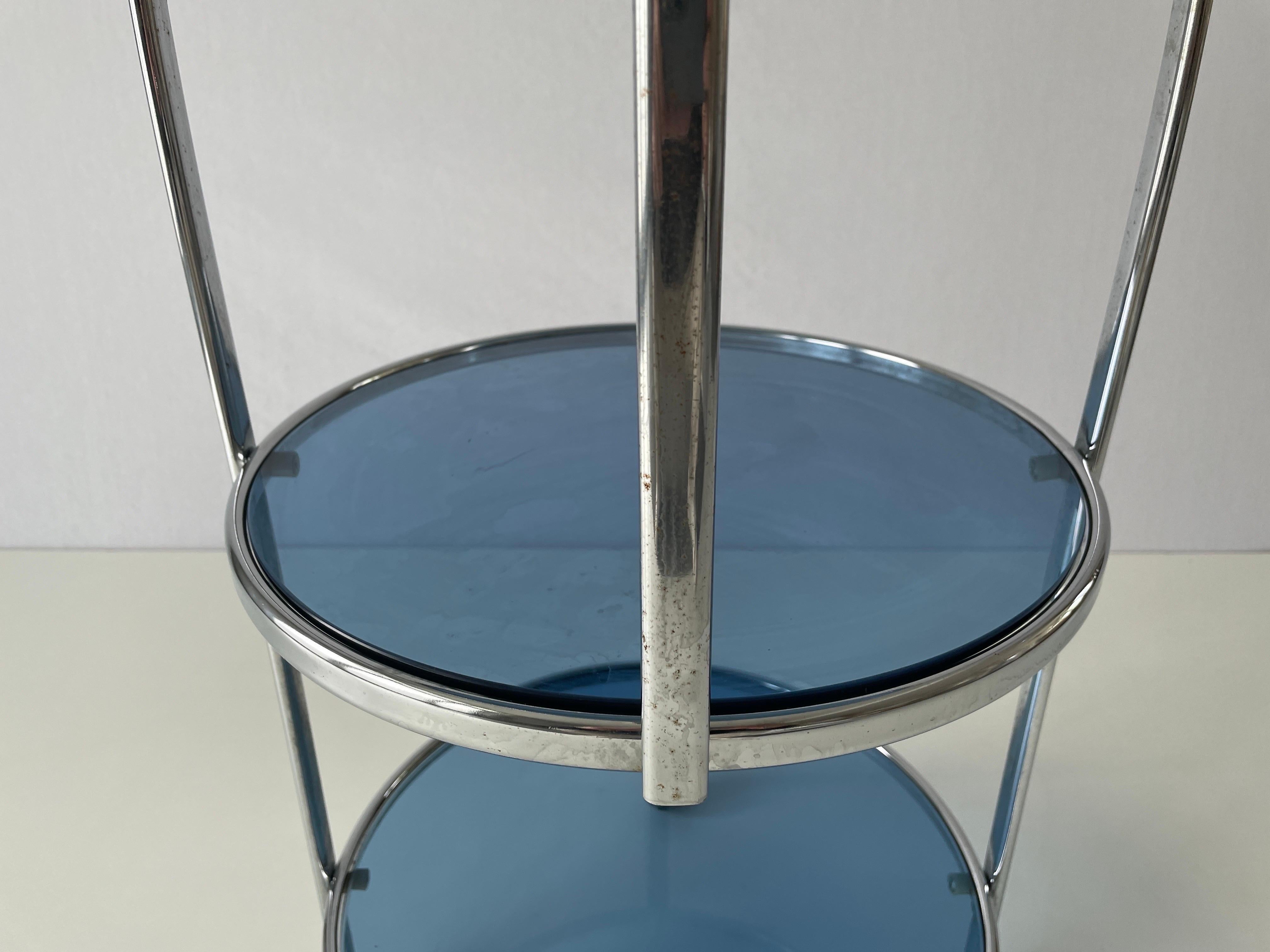 Carrello di design italiano a tre strati in cromo e vetro blu, anni '60, Italia in vendita 1