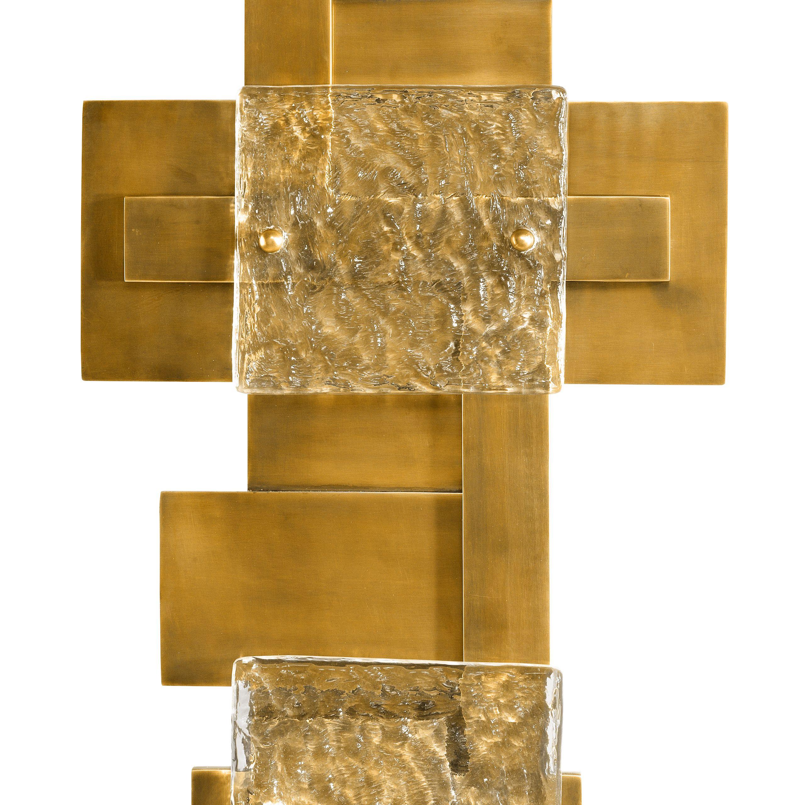 Europeo Lampada da parete grande in ottone e vetro dal design italiano e dallo stile brutalista in vendita