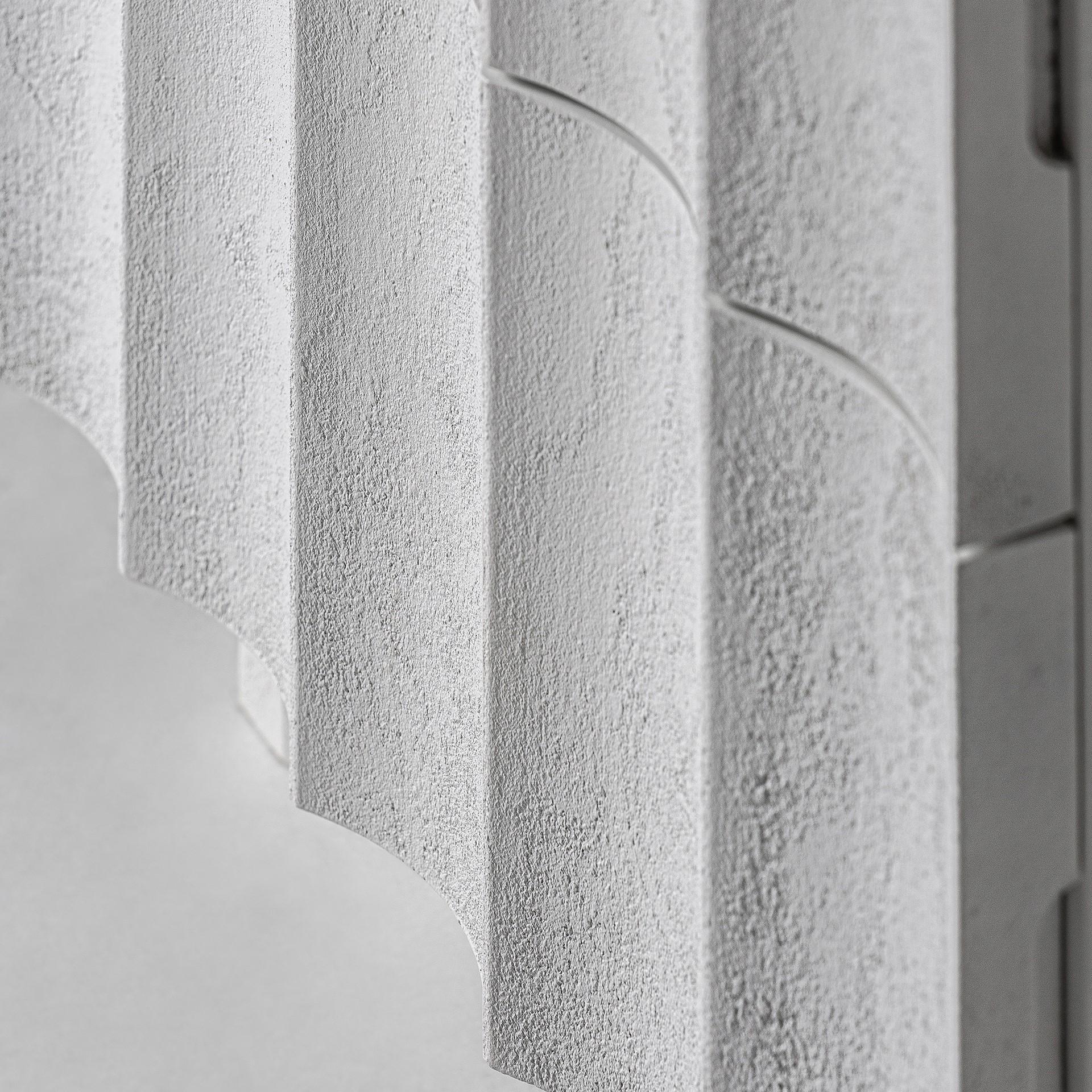 Italienisches Design und brutalistischer Stil Weißer Betonstein Nachttisch (21. Jahrhundert und zeitgenössisch) im Angebot