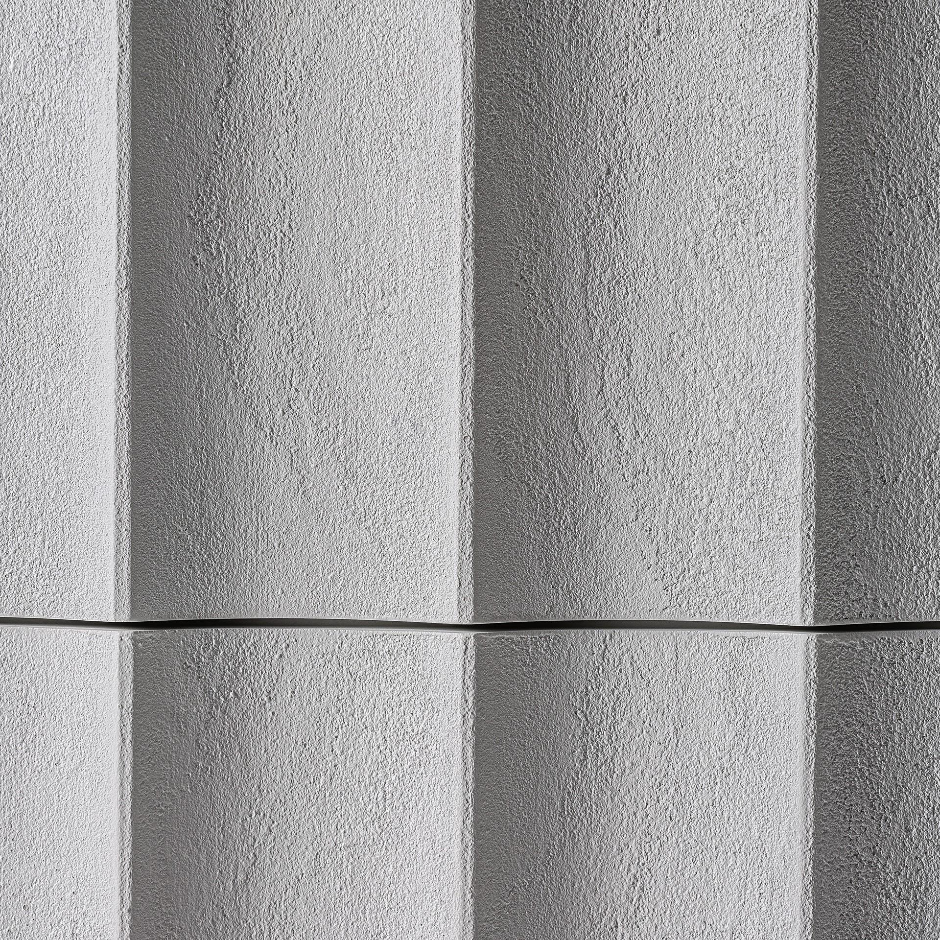 Italienisches Design und brutalistischer Stil Weißer Betonstein Nachttisch im Angebot 1