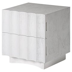 Table de chevet italienne de design et de style brutaliste en pierre de béton blanche