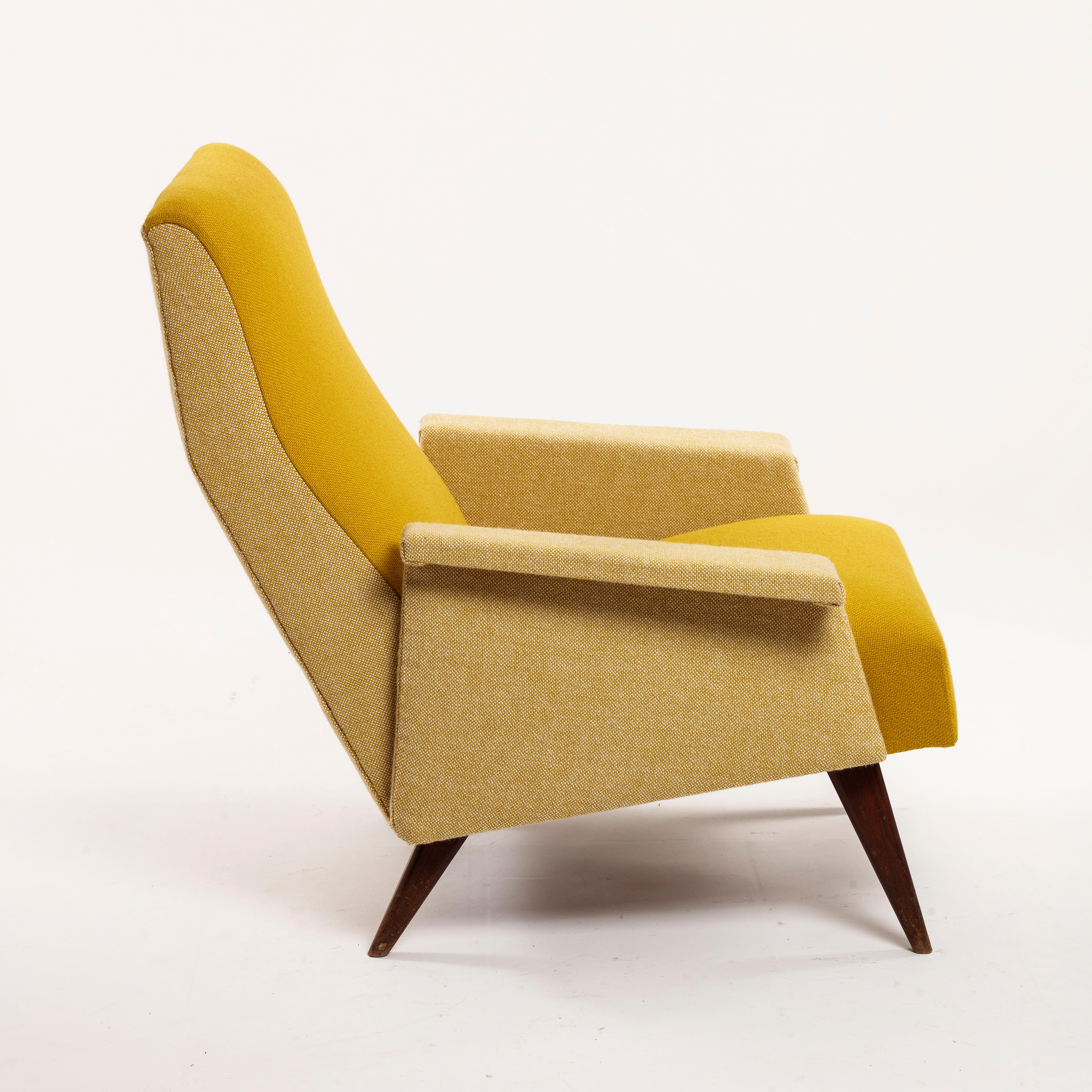Mid-Century Modern *Fauteuil design italien Jaune Reupholstered en vente