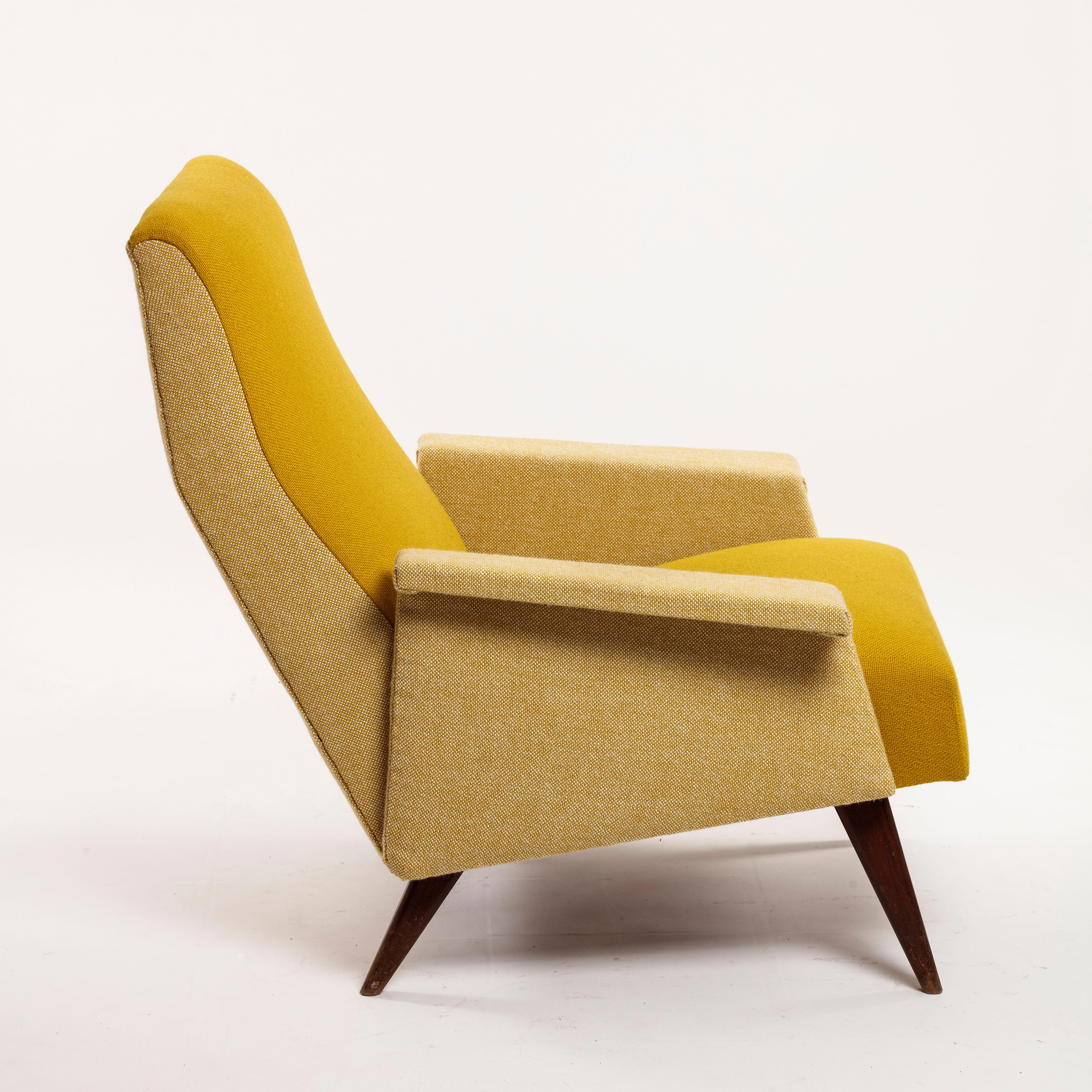 Milieu du XXe siècle *Fauteuil design italien Jaune Reupholstered en vente