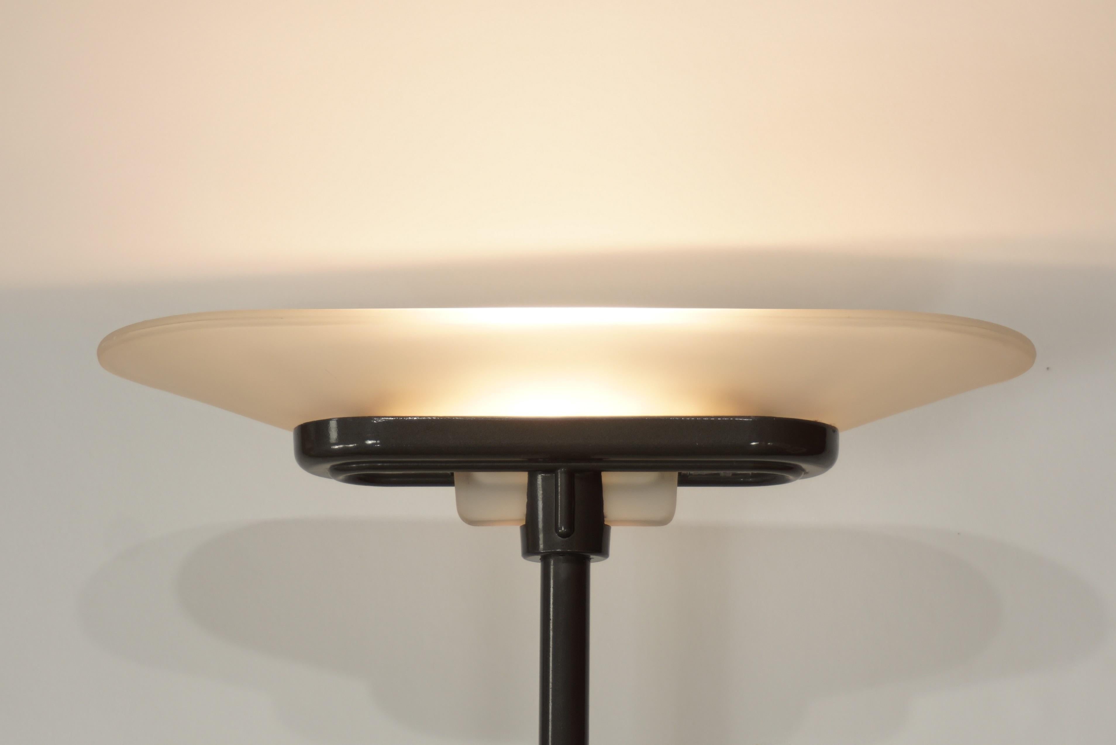 Aérien et poétique ce lampadaire design italien des années 1970-1980 Jill Model a été réalisé par Perry King:: Santiago Miranda et Gianluigi Arnaldi pour Arteluce. Composée d'une structure métallique gris foncé brossé finement terminée par une base