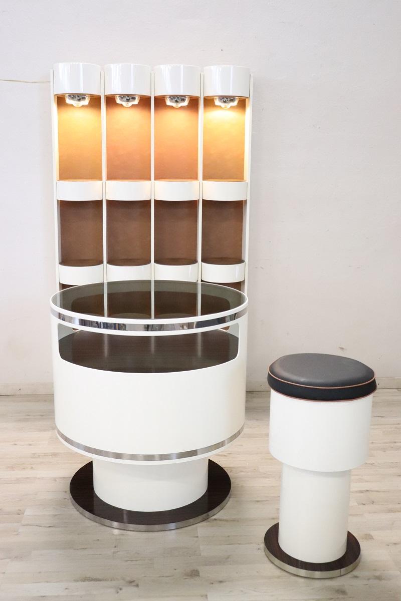 This is a beautiful and sophisticated piece of mid-century furniture. The Italian design of the 60s is distinctive and evident in this bar set. This design line and its qualities make it very similar to the production of designer Joe Colombo but