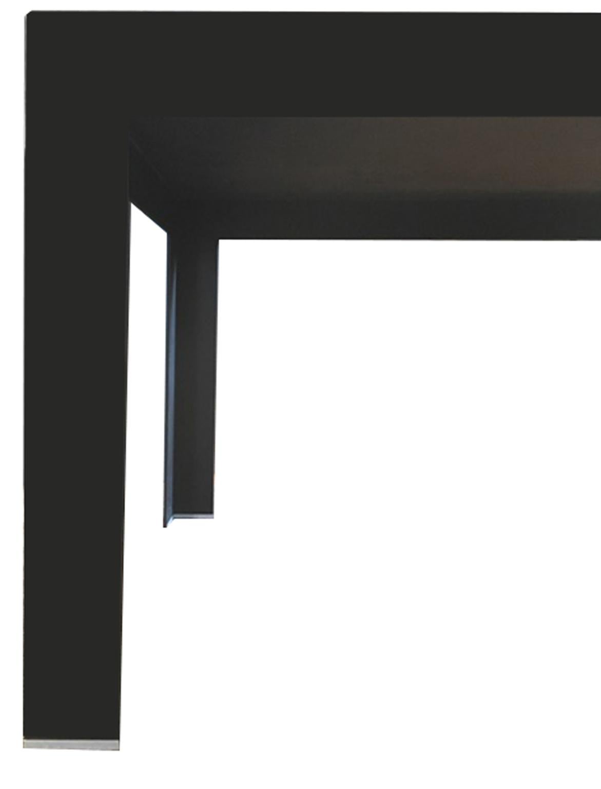 Italienischer Esstisch aus schwarzem Glas im minimalistischen Stil mit italienischem Design und zeitgenössischer Produktion (Minimalistisch) im Angebot