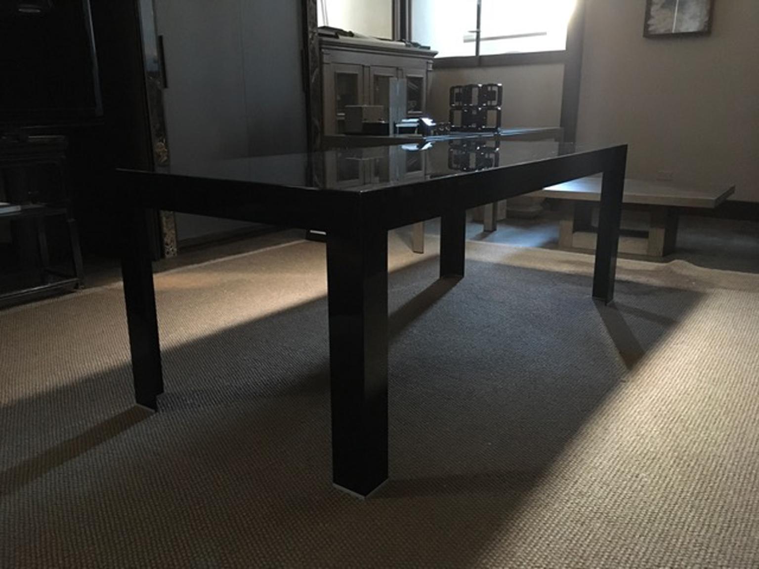 Italian Design Black Glass Dining Table in Minimal Style Contemporary Production In New Condition For Sale In Brescia, IT