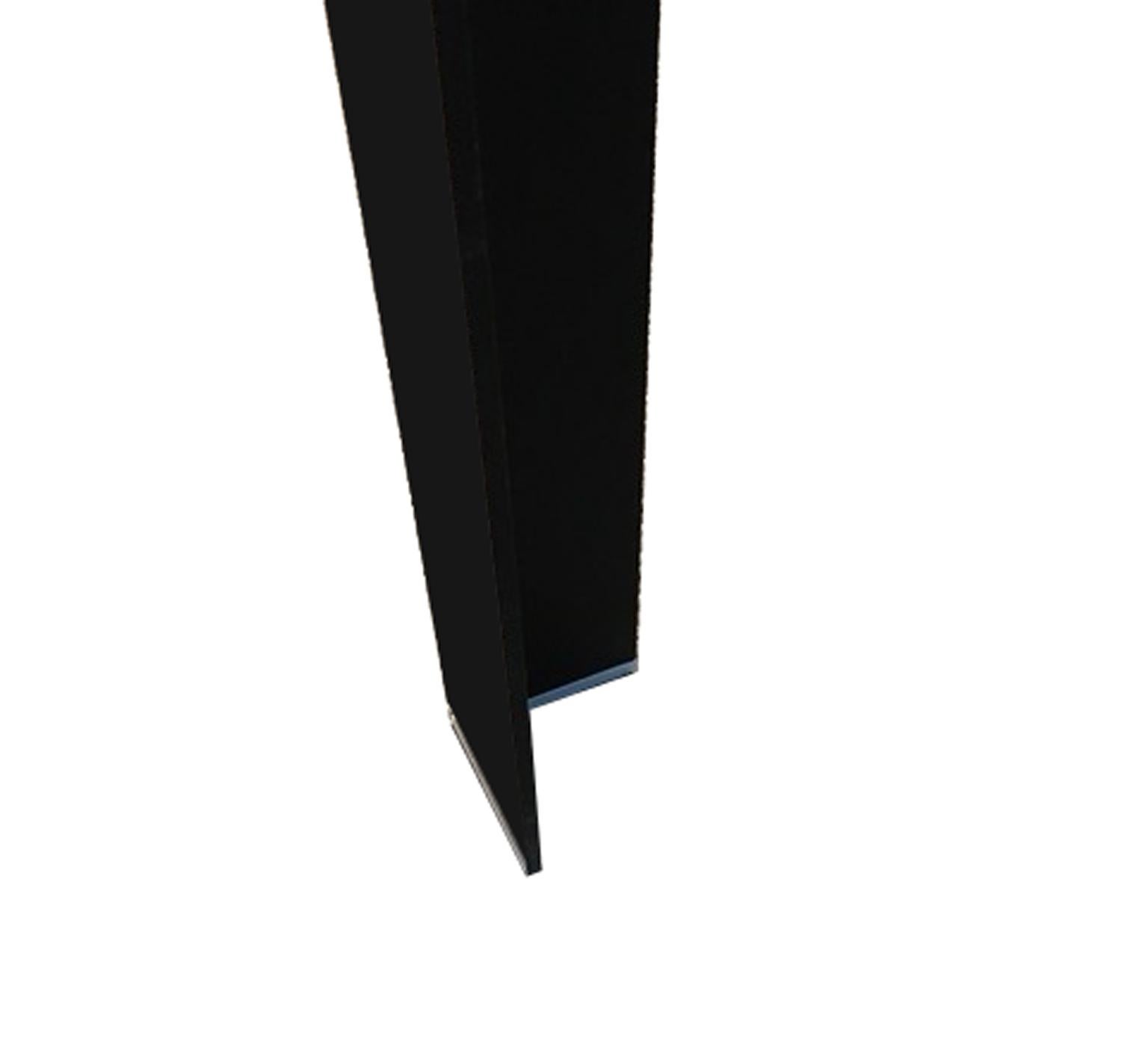 Italienischer Esstisch aus schwarzem Glas im minimalistischen Stil mit italienischem Design und zeitgenössischer Produktion (21. Jahrhundert und zeitgenössisch) im Angebot
