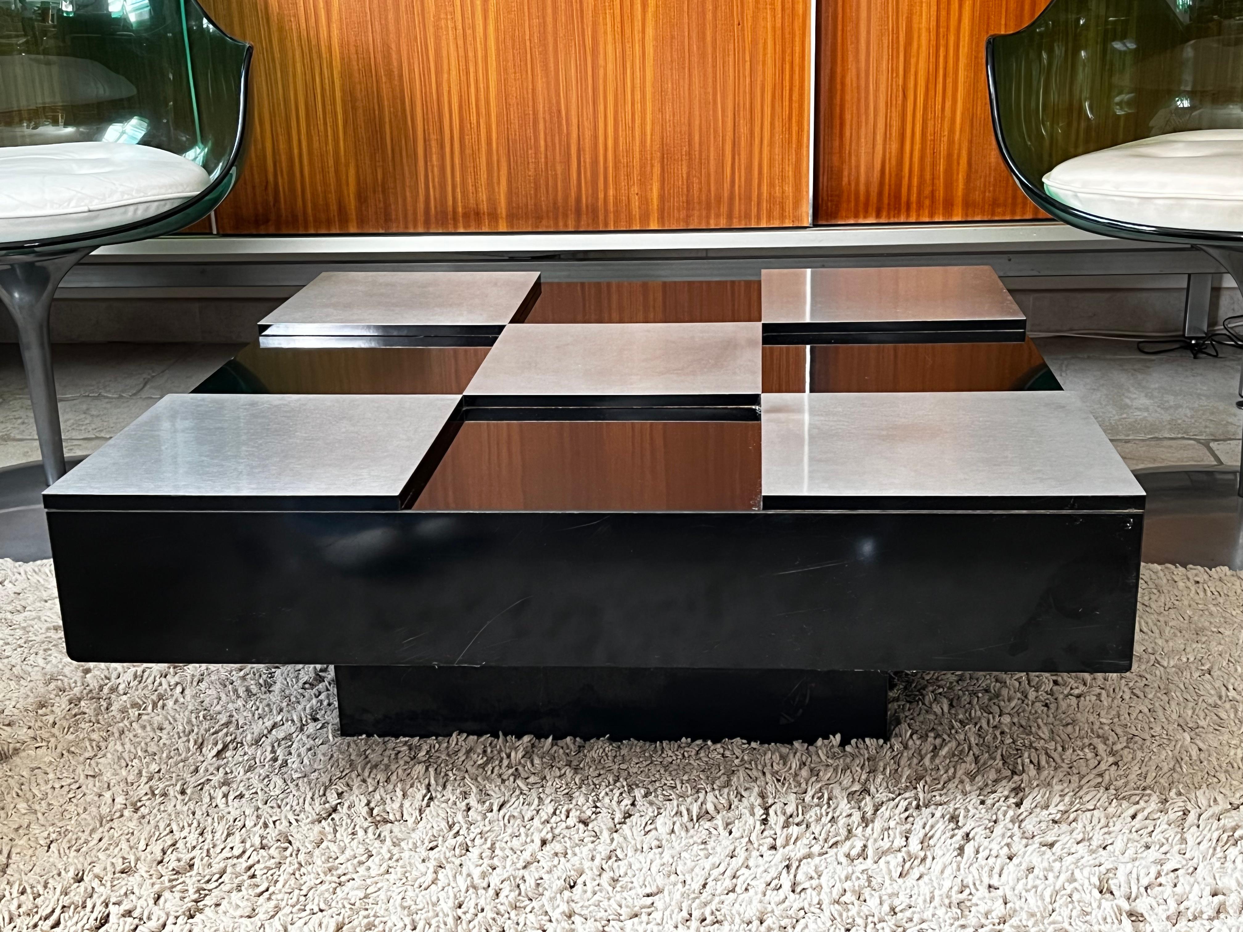 Square coffee table with relief checkerboard decoration in black lacquered wood and brushed steel, in the style of Willy Rizzo 1970.
Good condition.