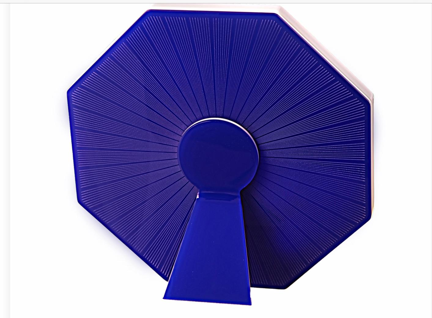 Sharing Otto blue est une édition multiple unique de la collection Art with Heart de cadres photo pop recto-verso de Laura G Italie. Il est beau où que vous le regardiez, sa surface est décorée à l'avant et à l'arrière, un exemple typique de cadre