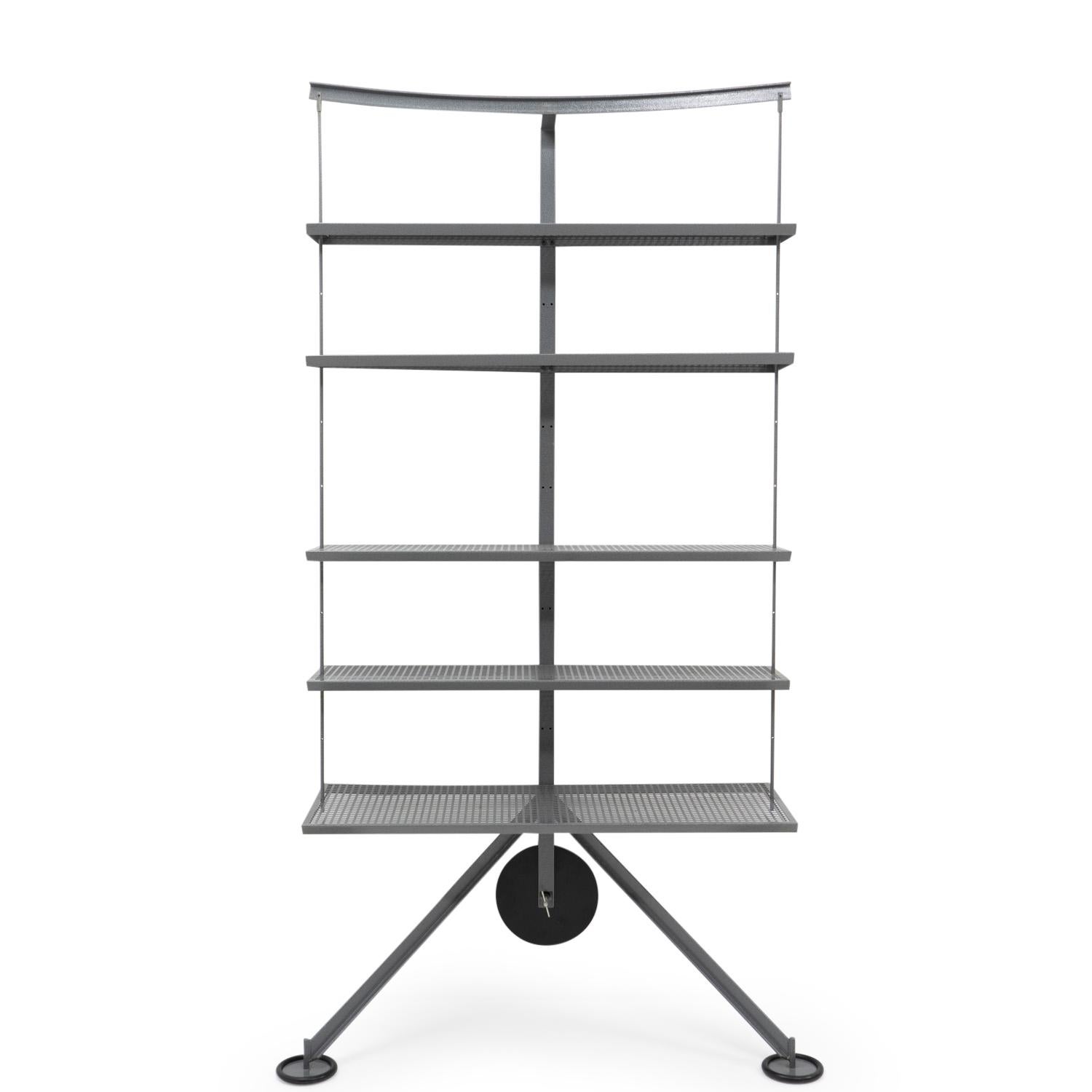 Un raro scaffale per libri degli anni '80, di colore grigio, disegnato da Carlo Forcolini per Alias, ispirato alle porte dei templi in Giappone e Cina.

La libreria Ran è composta da cinque ripiani in metallo grigio perforato, regolabili in altezza.