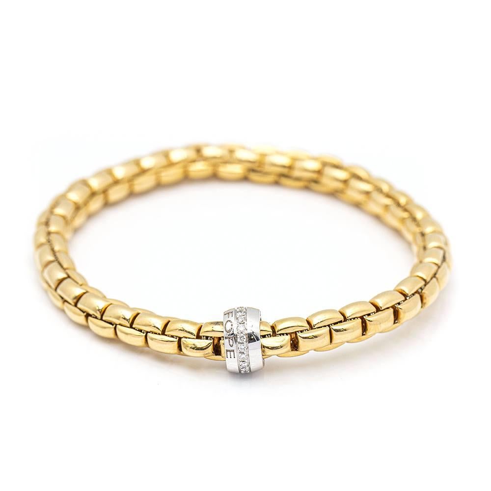 Bracelet FOPE en or et diamants pour femmes, design italien  Ce bracelet est composé d'une maille d'or élastique, qui se dilate et se contracte, de sorte qu'aucun fermoir n'est nécessaire.  20x diamants Brilliante d'un poids total de 0,18cts en