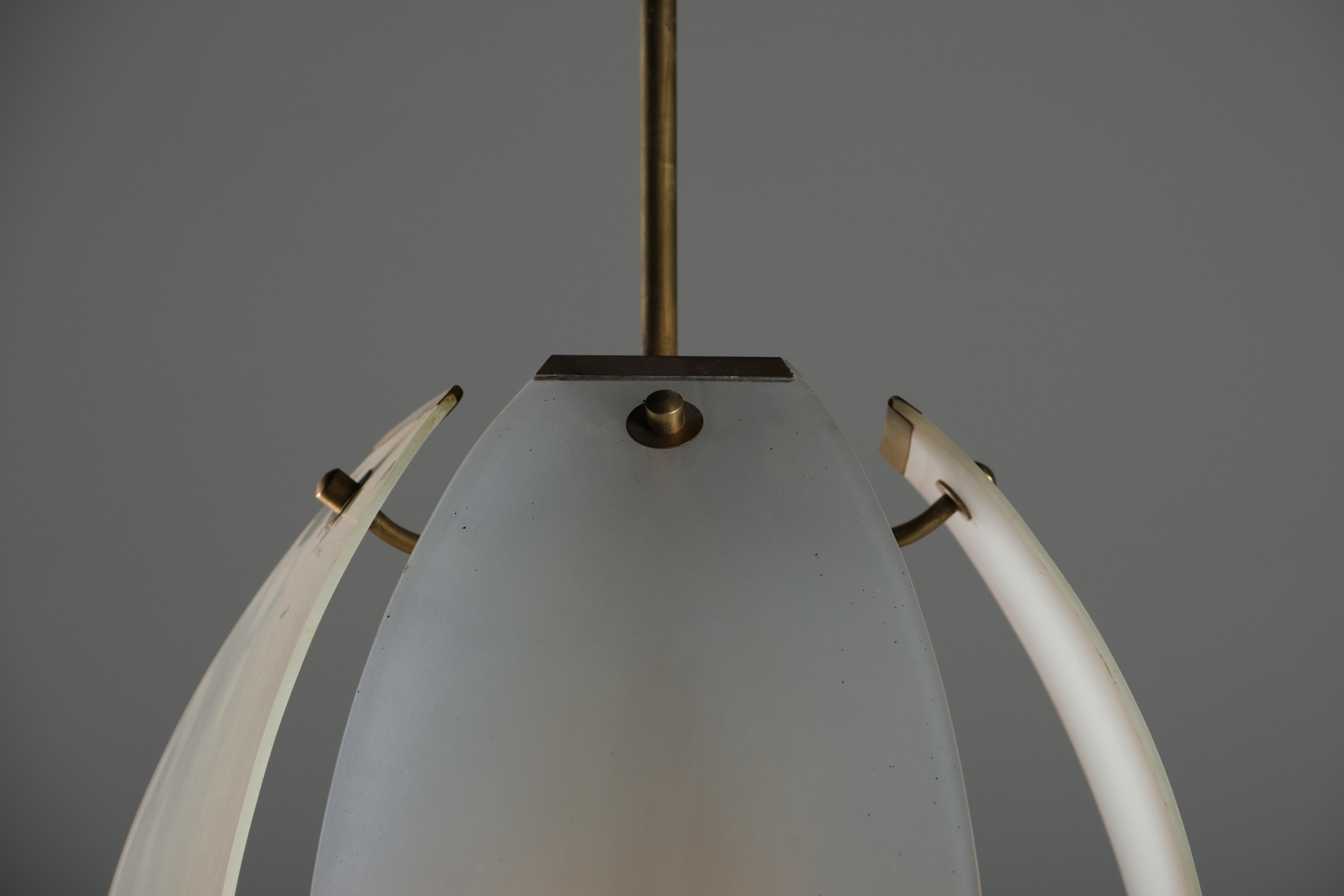 Lampadario in ottone e vetro di design italiano, 1960 circa In condizioni discrete in vendita a Milan, IT