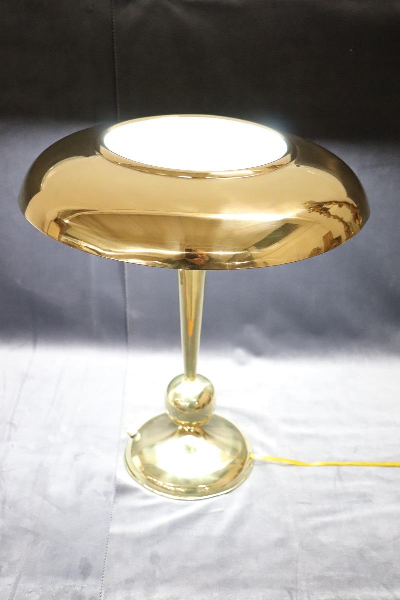 Magnifique lampe de table ou de bureau conçue par Oscar Torlasco pour Lumi, Milan, Italie, vers les années 1950. Trois ampoules internes. Laiton et verre dépoli. La lampe est inclinable et réglable. Une lampe emblématique du design italien.