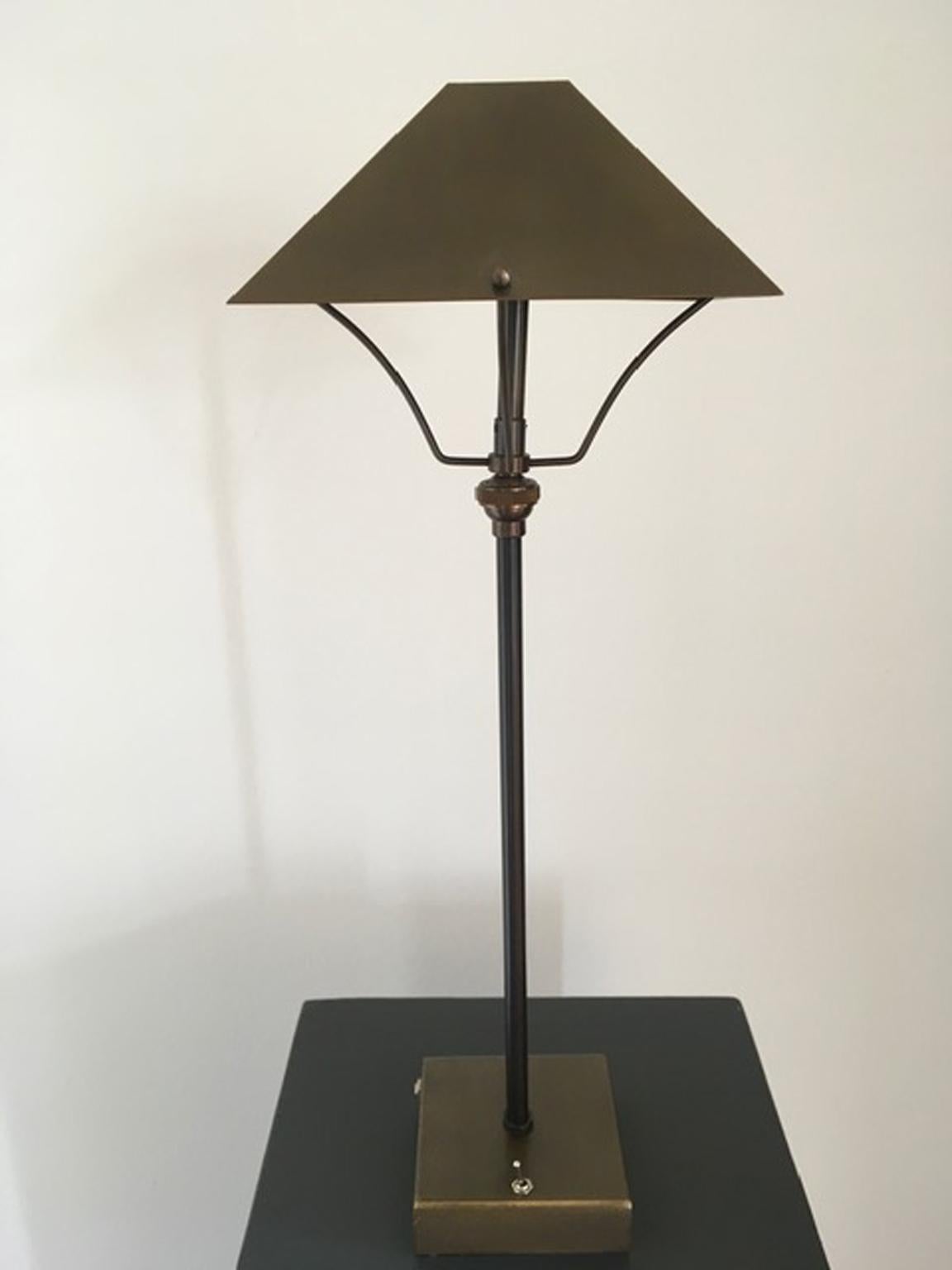 This charming brass table lamp is totally made in Italy.
There is the possibility to turn it on without contact with electric socket. Its autonomy is of about 7/8 hours
It is rechargeable like a mobile phone. 
Price charger included.

Led