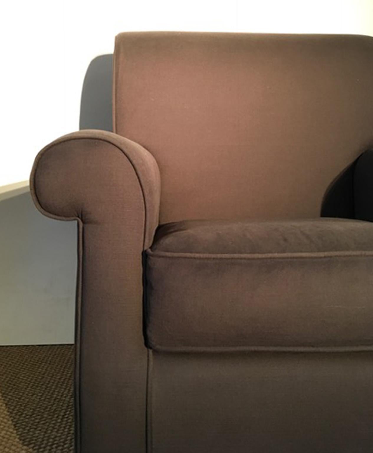 Dieser elegante Sessel wird in Italien von Hand gefertigt und vom italienischen Studio für Innenarchitektur DD Dimore entworfen. Es wurde mit reinem Leinen in der Farbe Kaffee bezogen. Die Form dieses Sessels ist in einem neuen, klassischen Stil