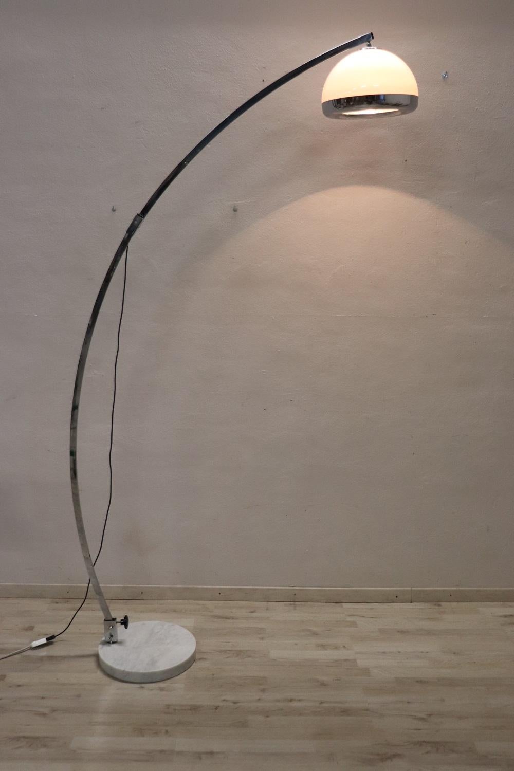 Beautiful arc floor lamp in chromed steel 1970s Italian design by Harvey Guzzini. The lampshade is in perspex. The indicated height is the maximum one but you can adjust it as you like and direct the lampshade wherever you want. Working. Some signs