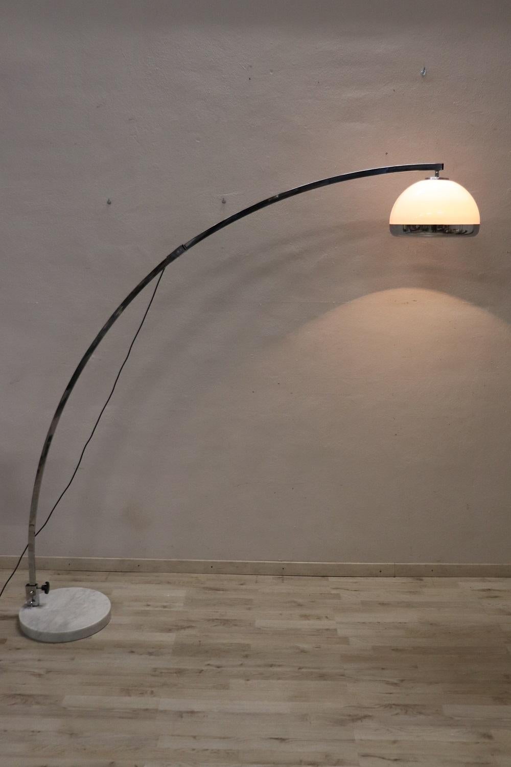 Italian Design by Harvey Guzzini Adjustable Arc Floor Lamp, 1970s In Good Condition For Sale In Casale Monferrato, IT