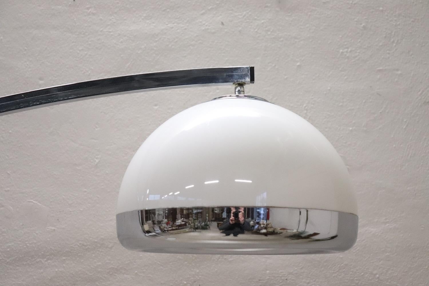 Verstellbare Arc-Stehlampe, italienisches Design von Harvey Guzzini, 1970er Jahre (Ende des 20. Jahrhunderts) im Angebot