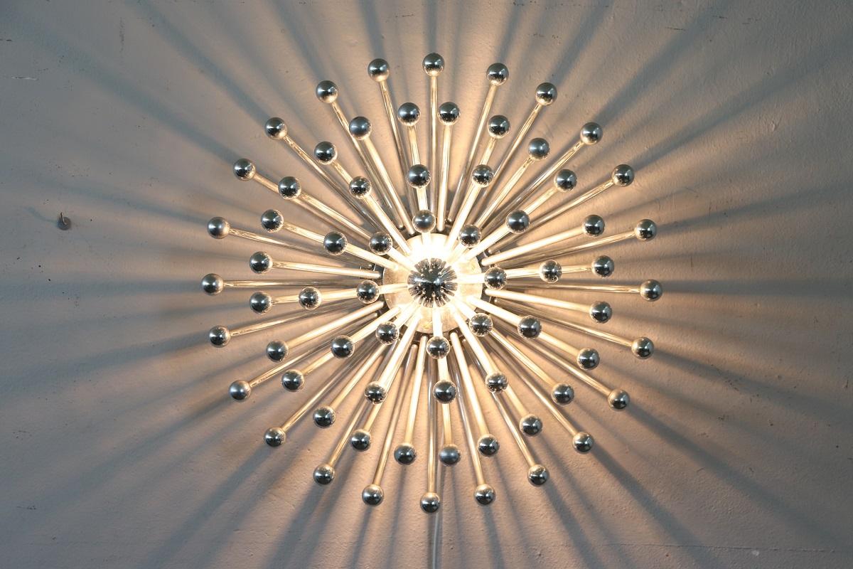 This is an extraordinary Italian design lamp, it features the Valenti & C. production brand under the base. Pistillo model designed by Studio Tetrach. Italian design lamp from around 1970, truly amazing.

Its conditions are good with some minimal