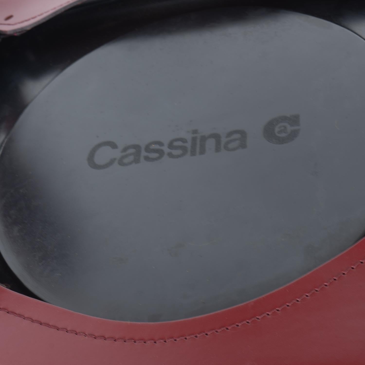 Poltrone Cab 413 in pelle rossa di Mario Bellini per Cassina:

La sedia Cab è costituita da un telaio tubolare su cui viene applicata una spessa pelle di sella; la pelle viene mantenuta in posizione con cerniere sulle gambe interne.

Un meraviglioso