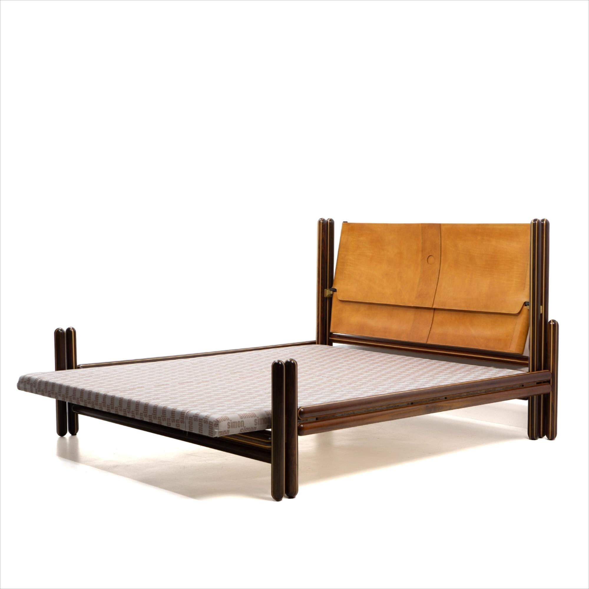 Carlo Scarpa pour Simon Gavina, lit double Toledo, 1970

Lit double conçu par Carlo Scarpa et produit par Simon Gavina en Italie dans les années 1970. 

Le lit Toledo reflète l'approche architecturale de Scarpa en matière de conception de mobilier,