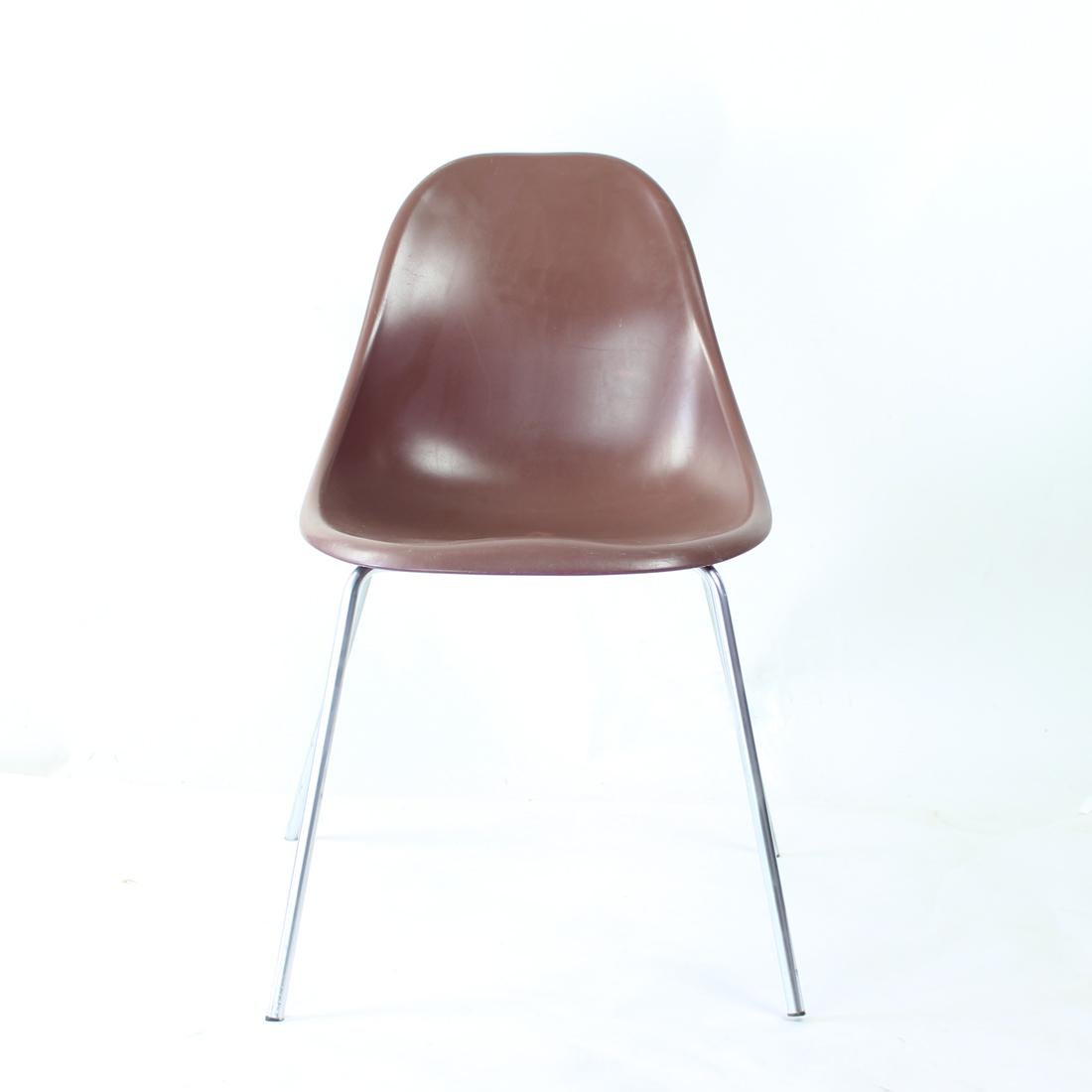 Bellissima sedia di design dell'azienda Gaber prodotta in Italia negli anni '90. La sedia ha un design più recente ma un aspetto molto vintage. Il sedile è realizzato in plastica viola scuro. La base è in acciaio. Rifinito con gambe spruzzate. La