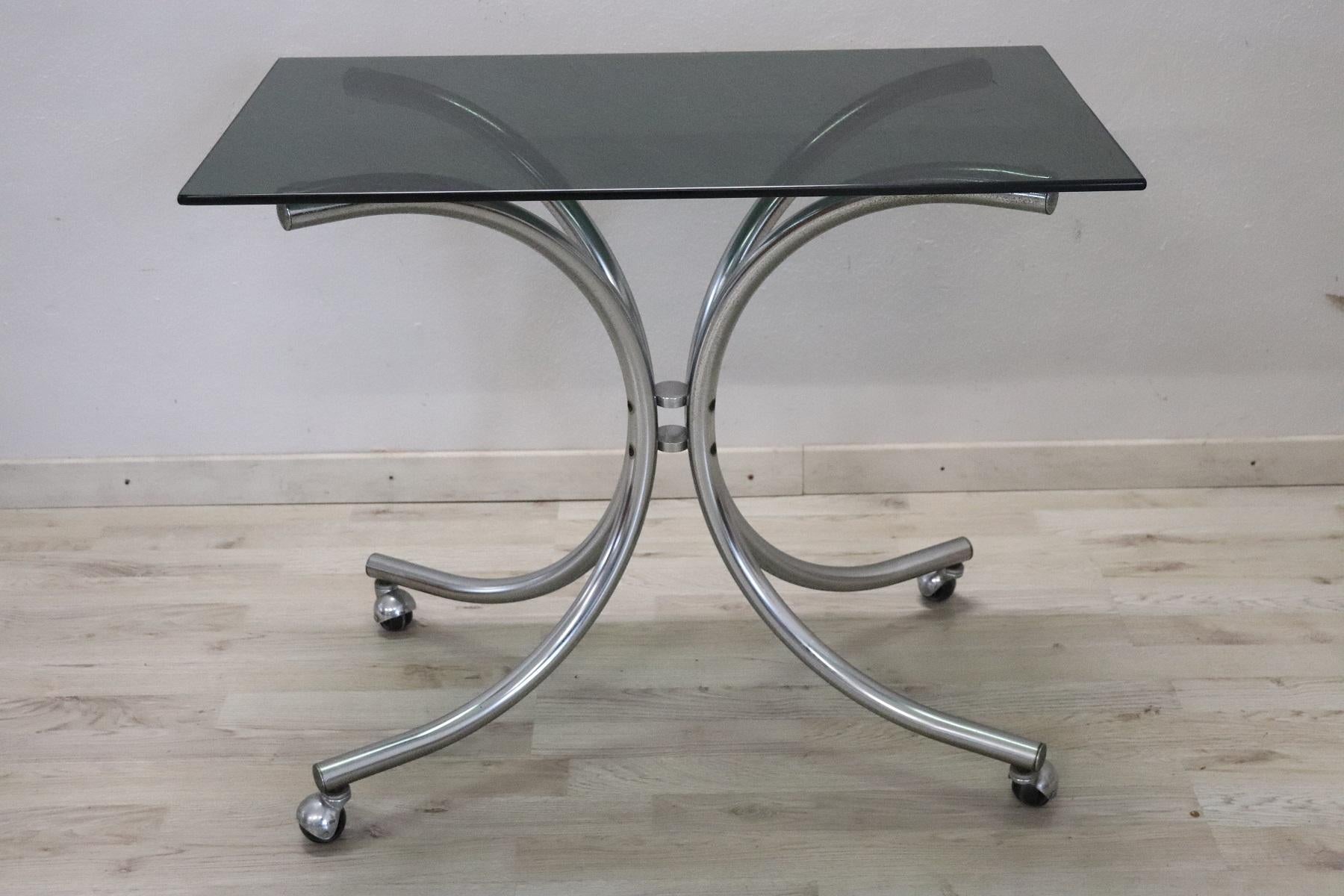 Raro carrito de bebidas de diseño italiano de los años 80, está hecho de metal cromado y cristal. Ruedas cómodas que permiten desplazarse con facilidad. Perfecto para servir bebidas a tus invitados.
 