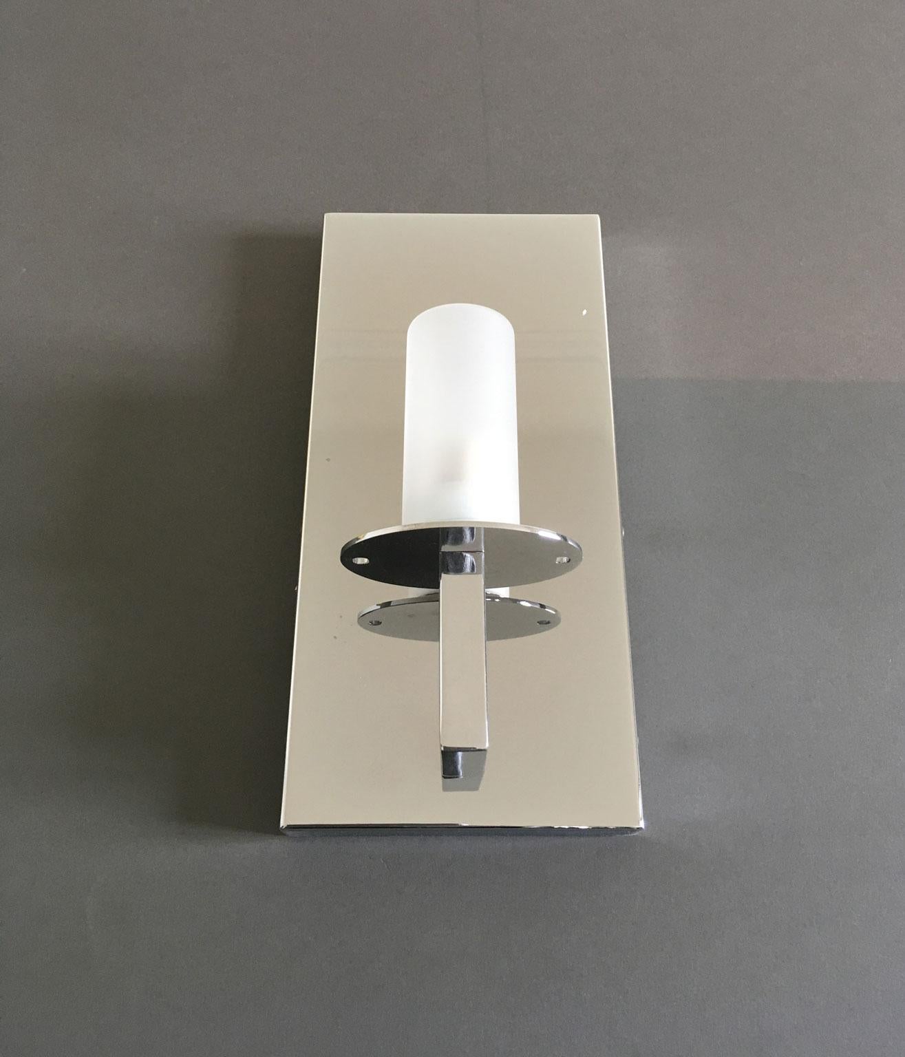 This elegant wall light is totally made in Italy. It has an essential and minimal shape that make it perfectly matching everywhere. It is easy to armonized it in every room of your home, or to put it on the top of the mirror in the bathroom.
The