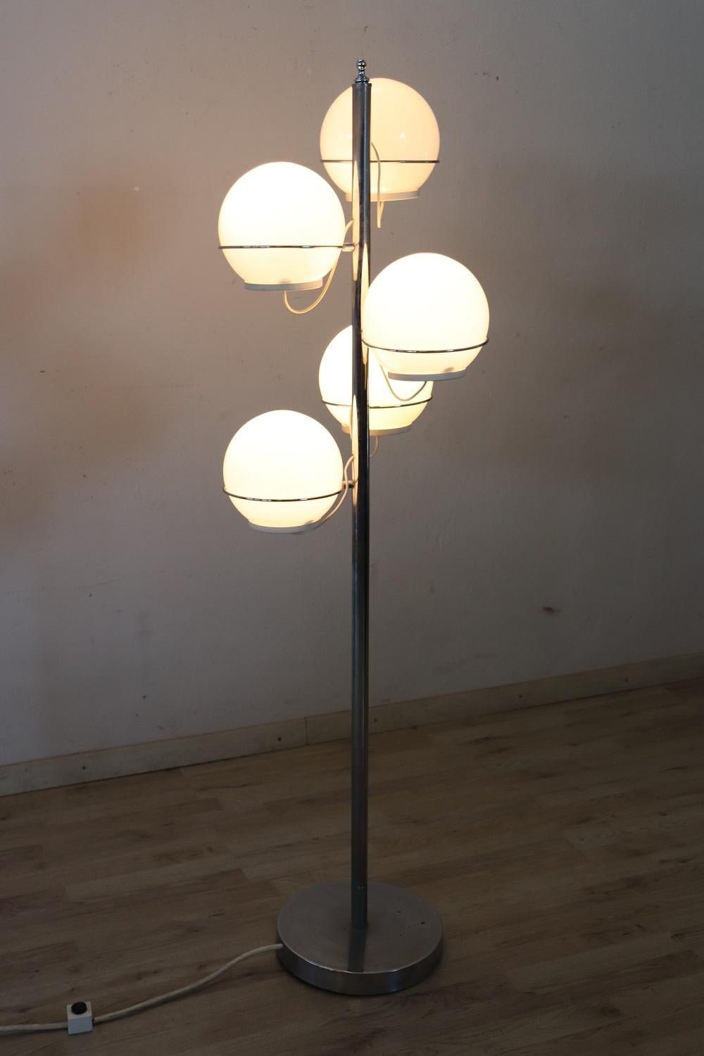Beautiful 1960s Italian design by Gino Sarfatti. The floor lamp is in chromed metal and the bowls are in white glass. It is also possible to light the bowls separately. Some signs of wear in the chrome on the base. No branding present. Very elegant,