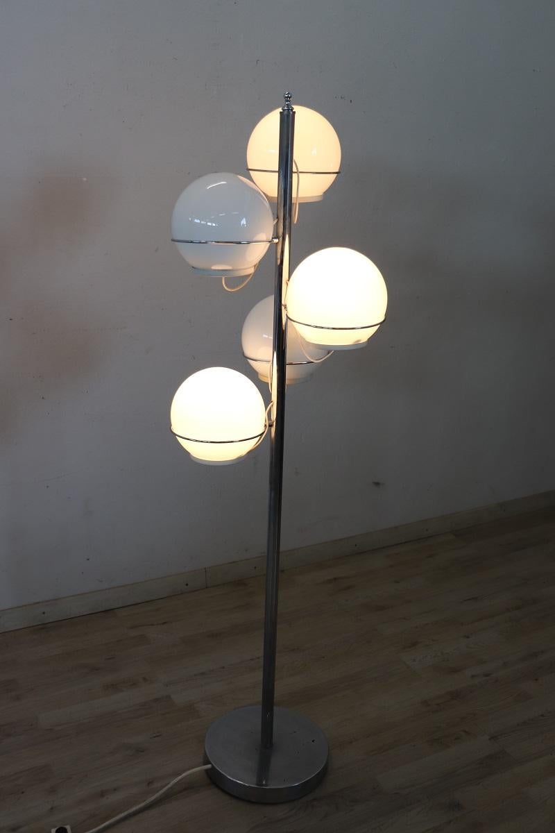 Italienisches Design Verchromtes Metall und Glas Stehlampe von Gino Sarfatti, 1960er Jahre im Zustand „Gut“ im Angebot in Casale Monferrato, IT
