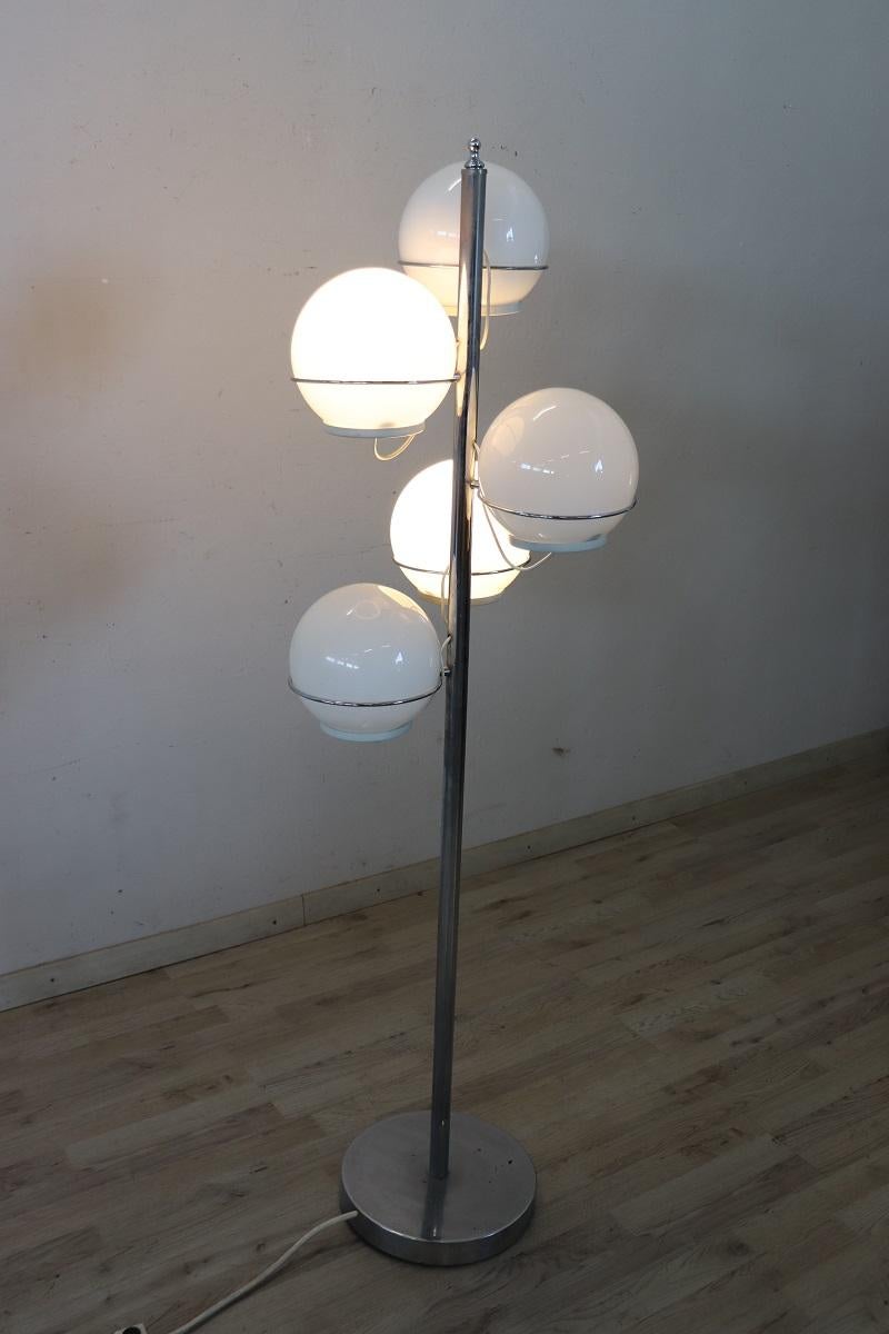 Italienisches Design Verchromtes Metall und Glas Stehlampe von Gino Sarfatti, 1960er Jahre (Mitte des 20. Jahrhunderts) im Angebot
