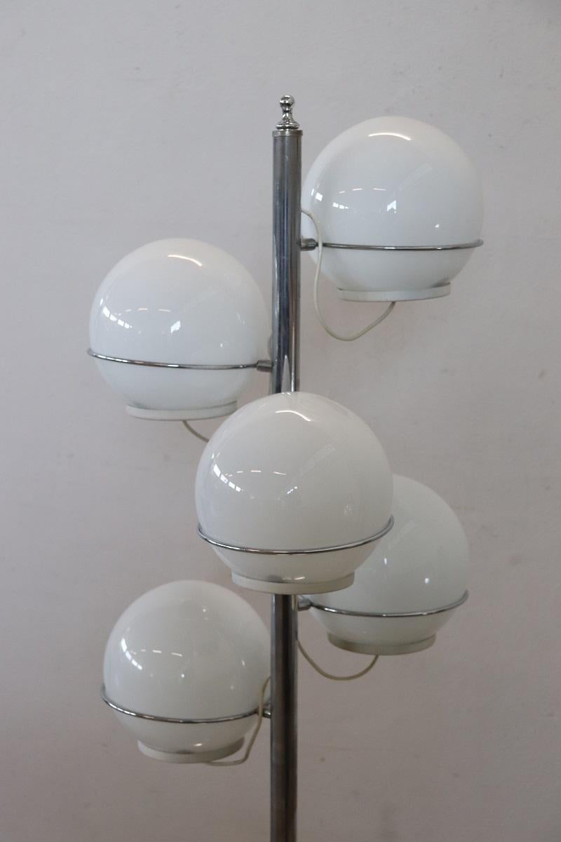 Italienisches Design Verchromtes Metall und Glas Stehlampe von Gino Sarfatti, 1960er Jahre im Angebot 2