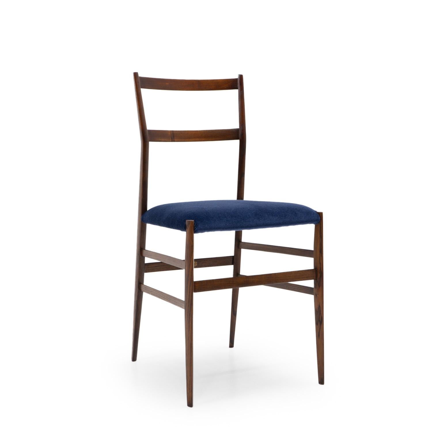 The “699 Superleggera” chair is an iconic design created by the renowned Italian architect and designer Gio Ponti.

Designed in 1957, this chair is celebrated for its lightweight (just 1.7 kg) and elegant construction. “Superleggera” translates to