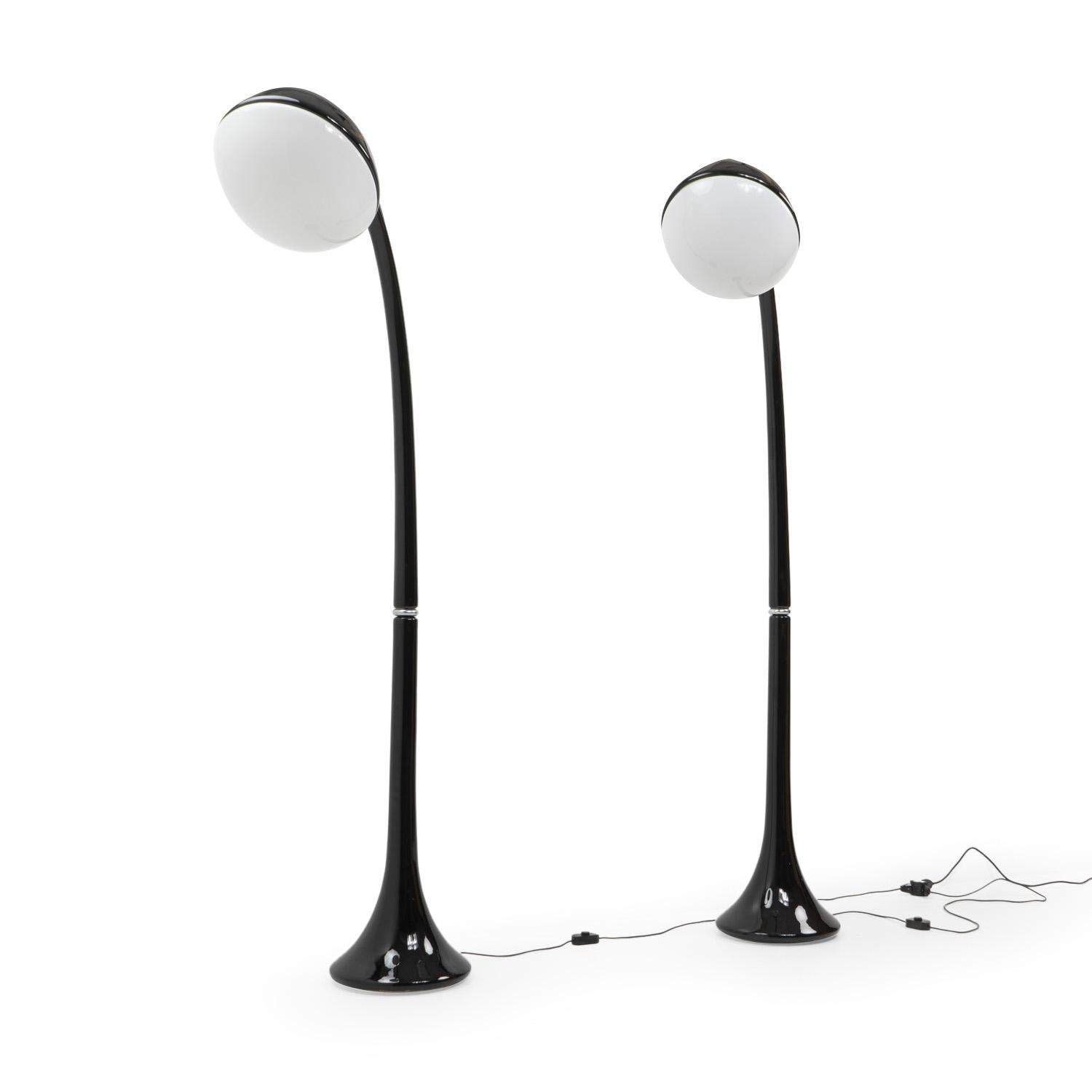 La lampada da terra Lampione, disegnata da Fabio Lenci per iGuzzini nel 1968, è un esempio dell'innovazione del dopoguerra grazie al suo design organico e all'uso pionieristico dei materiali. 

Questa versione nera del Lampione è caratterizzata da
