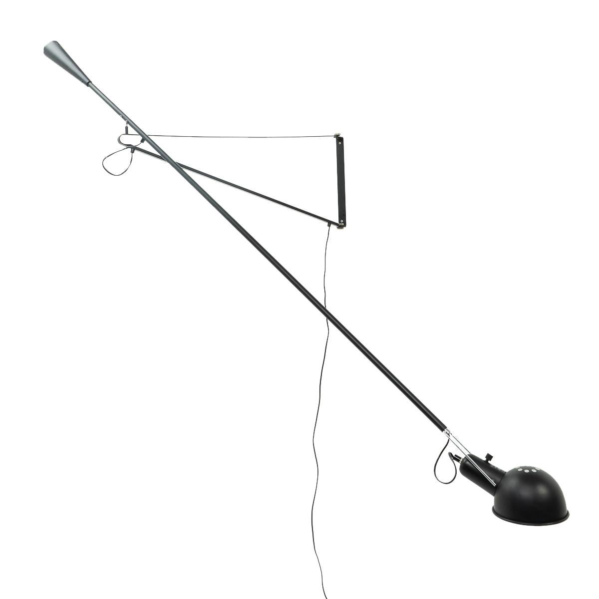 Applique de contrepoids modèle 265 en métal noir de Paolo Rizzatto, datant d'avant Flos ; la lampe peut tourner dans plusieurs directions et fournit une lumière directe. 

Ampoule à vis E27, adaptée au réseau électrique américain.



 
 
Dimensions