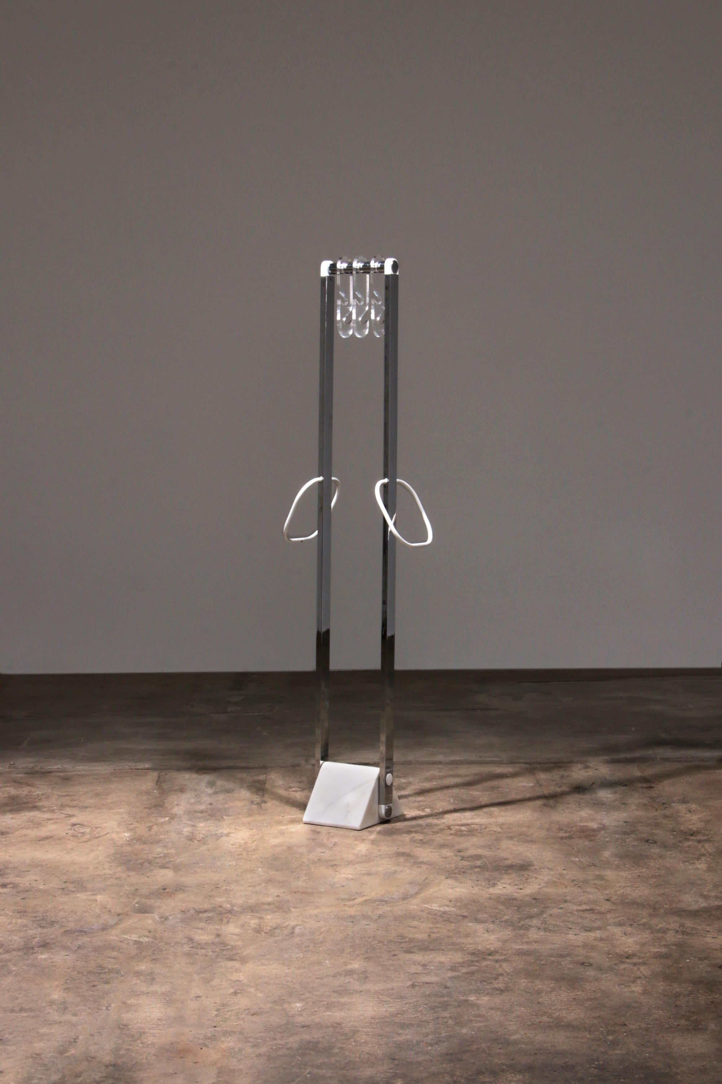 Italian Design Coat rack with white marble base and chrome uprights, 1970


This beautiful Italian design coat rack combines style and functionality. With a sturdy marble base and chrome uprights, this coat rack is not only an eye-catcher, but also