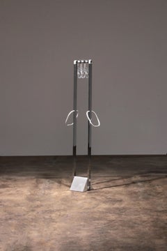 Italian Design Coat rack with white marble base and chrome uprights, 1970