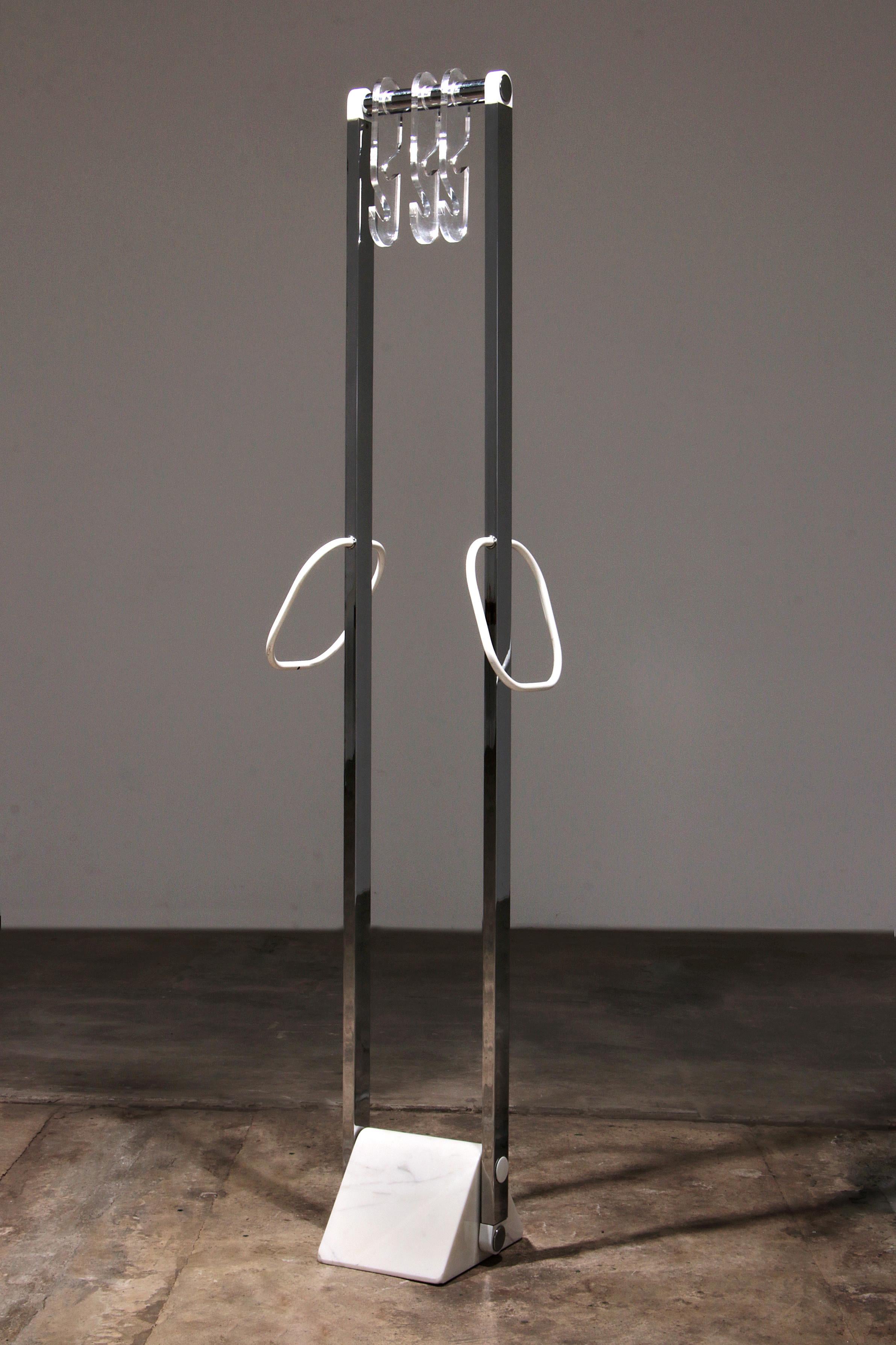 Mid-Century Modern Italian Design Coat rack with white marble base and chrome uprights, 1970 For Sale