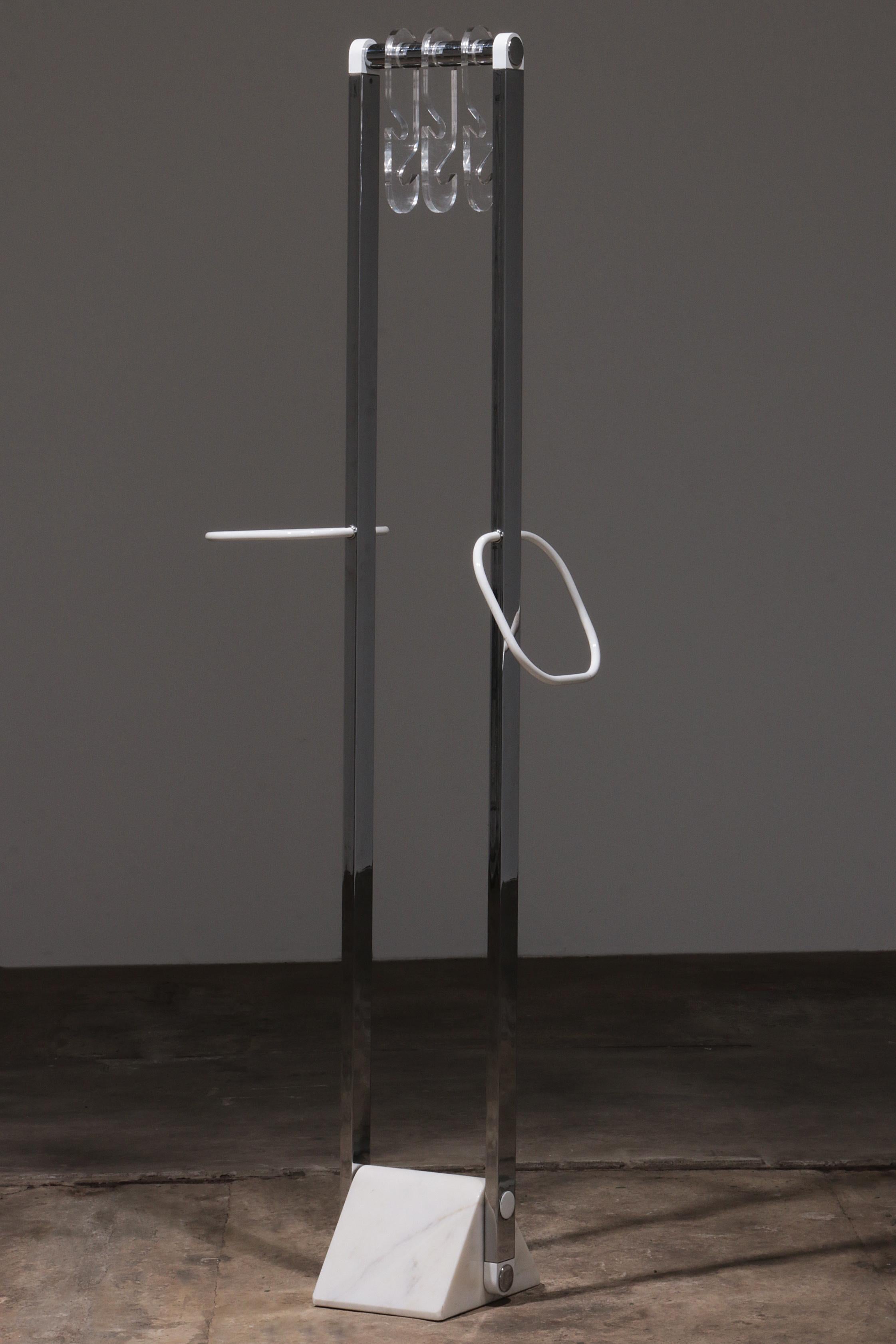 Italian Design Coat rack with white marble base and chrome uprights, 1970 In Excellent Condition For Sale In Oirlo, LI