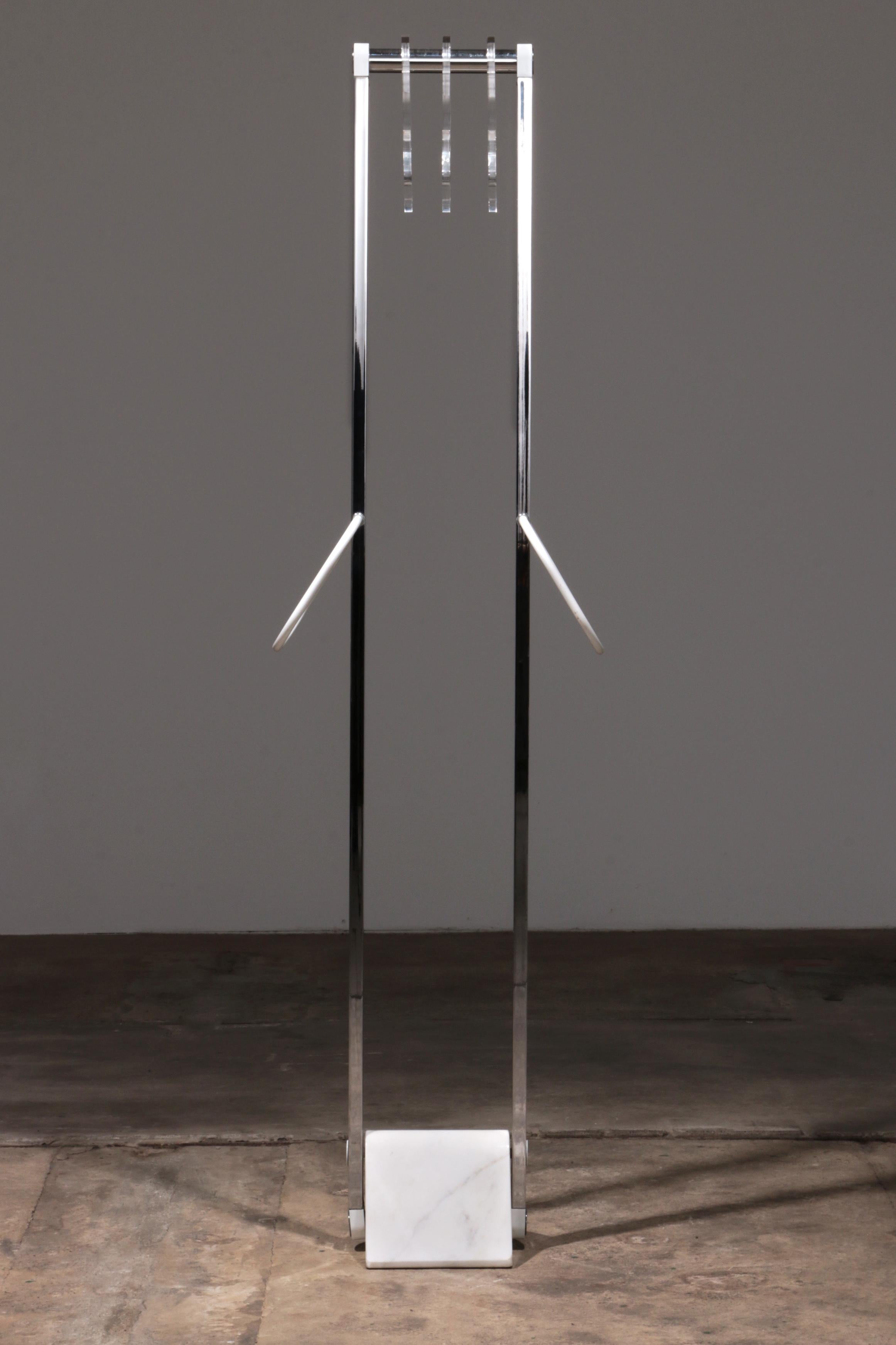 Late 20th Century Italian Design Coat rack with white marble base and chrome uprights, 1970 For Sale