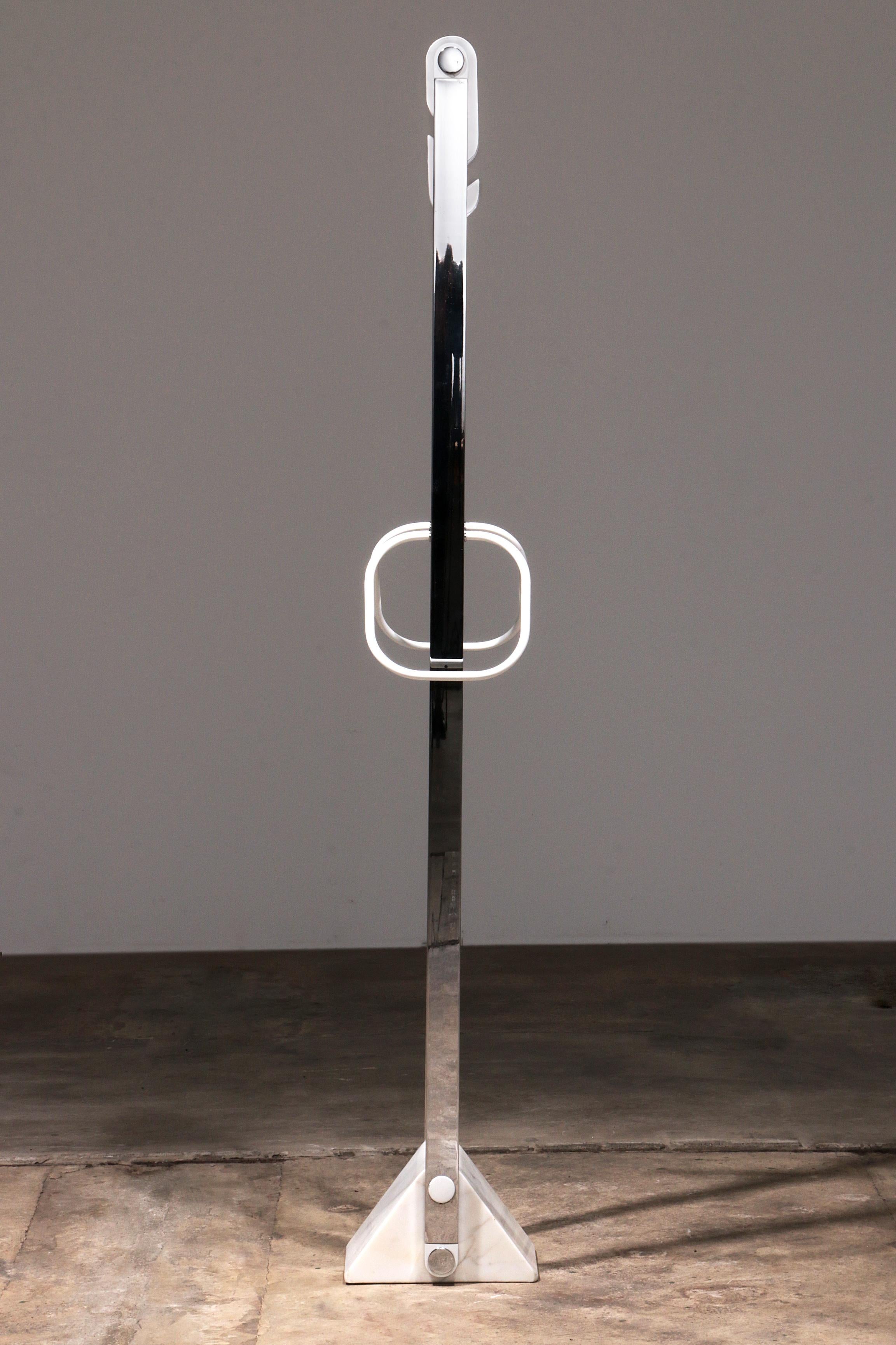 Chrome Italian Design Coat rack with white marble base and chrome uprights, 1970 For Sale