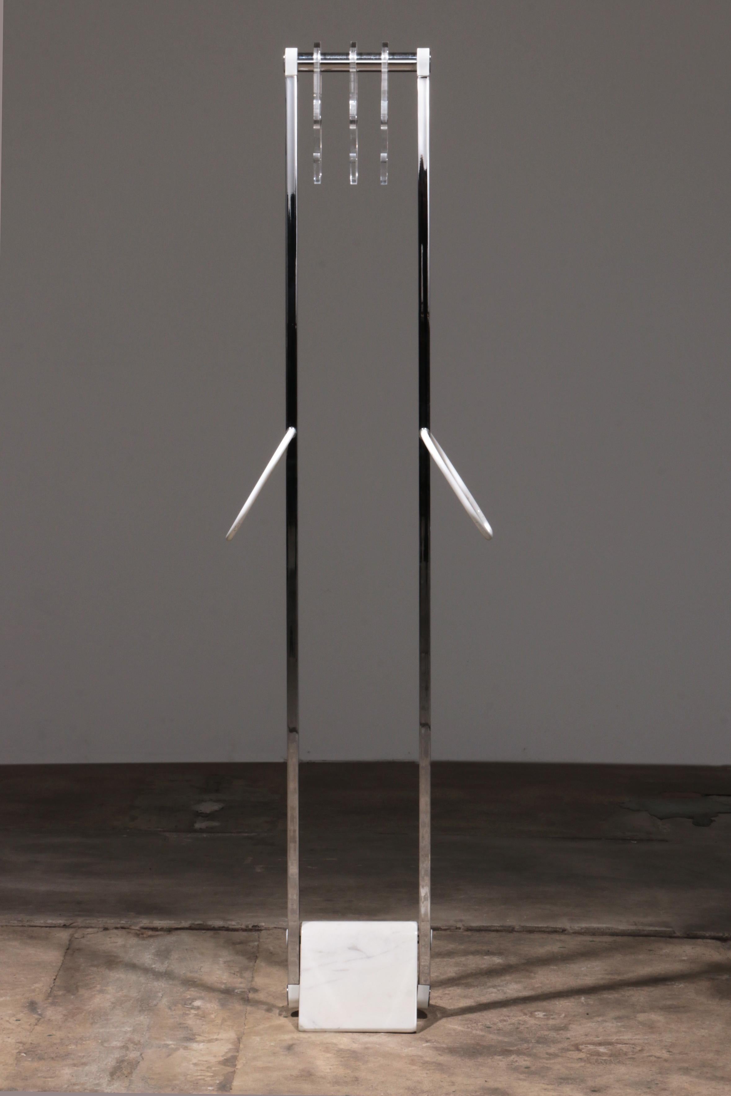 Italian Design Coat rack with white marble base and chrome uprights, 1970 For Sale 1