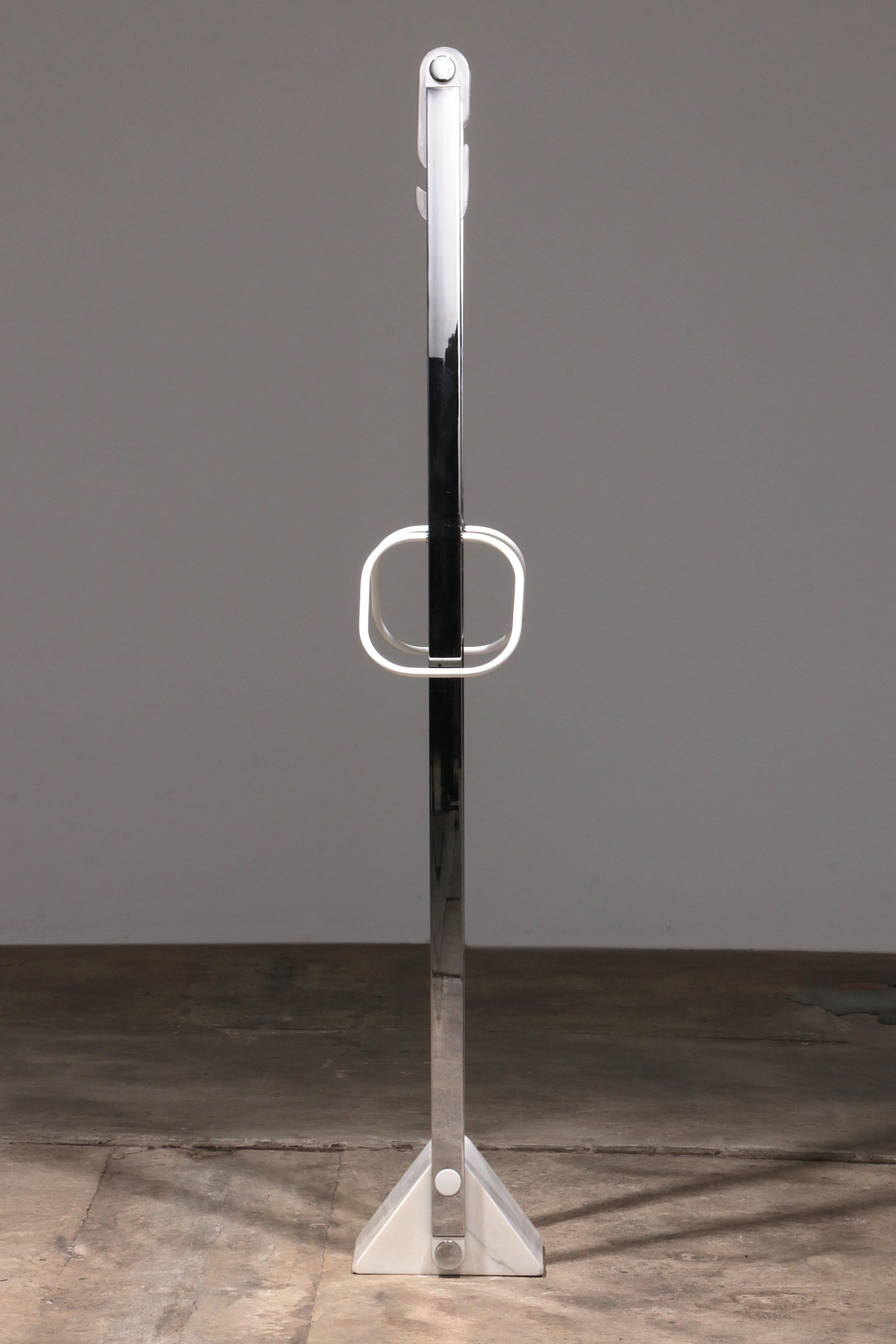 Italian Design Coat rack with white marble base and chrome uprights, 1970 For Sale 2