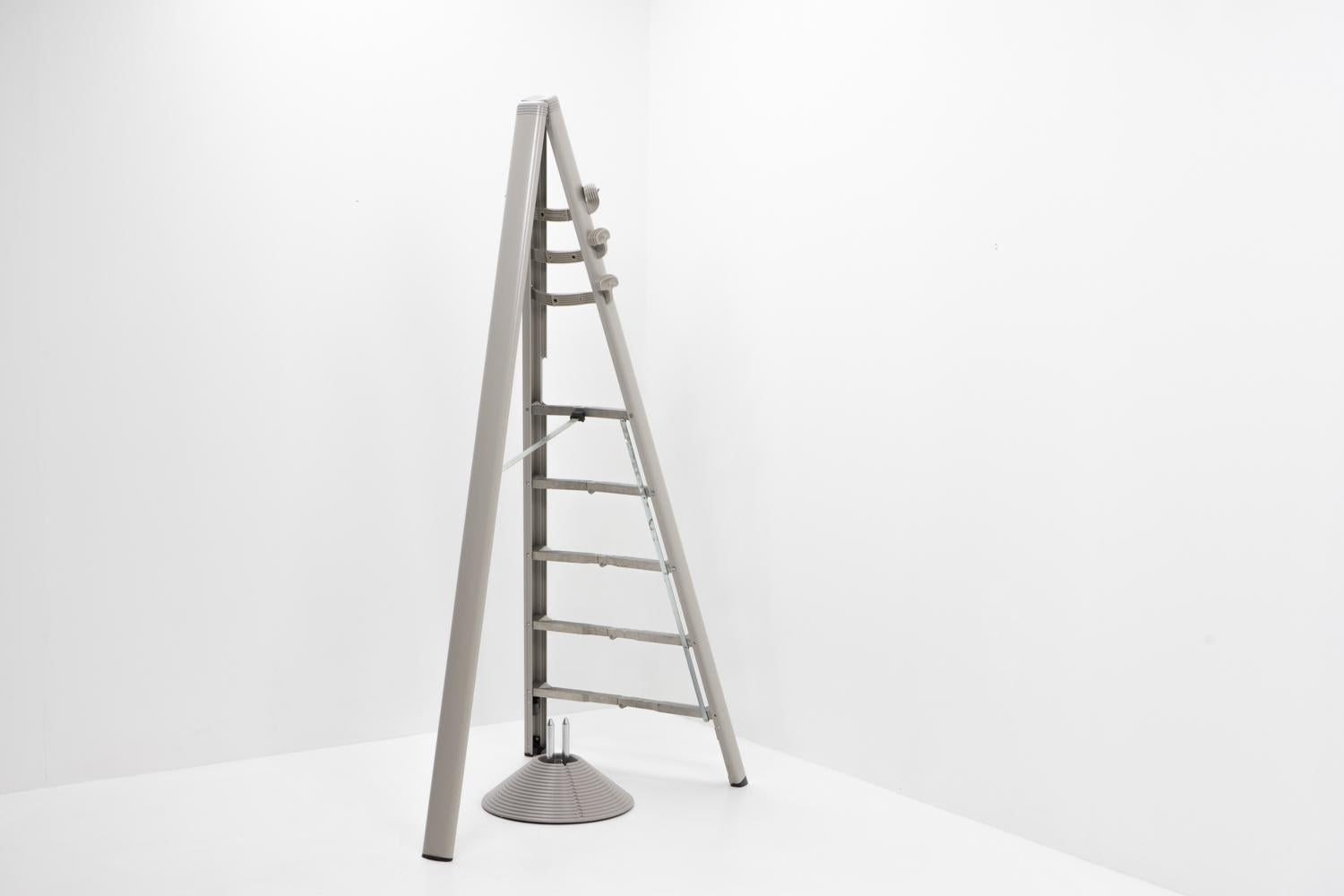 Appendiabiti e scale pieghevoli di design italiano 