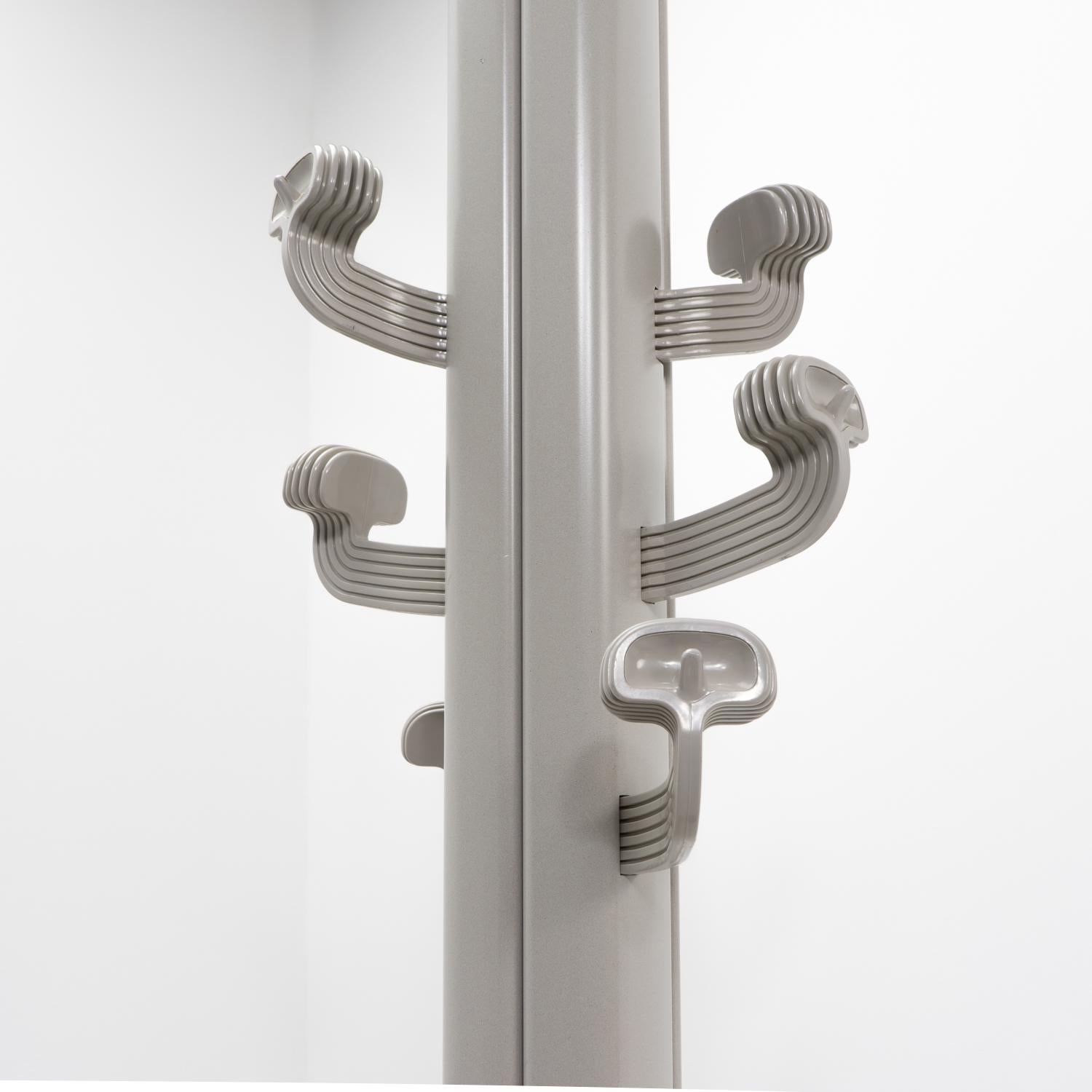 Appendiabiti e scale pieghevoli di design italiano 