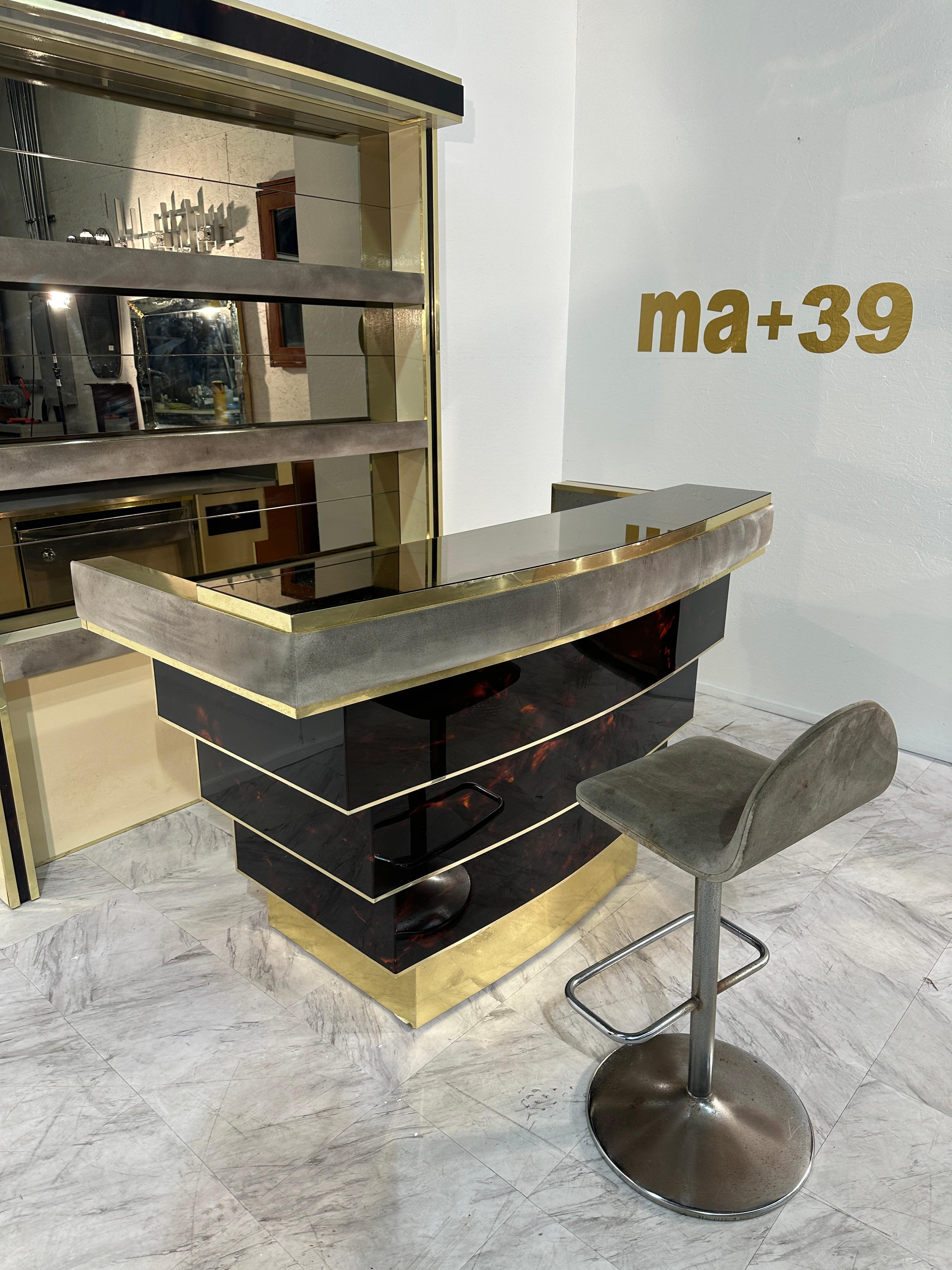 Questo bar italiano degli anni '70 ha un design distintivo e audace che cattura l'essenza dell'epoca. Il bar è rivestito di plexiglass lucido, che gli conferisce un aspetto moderno e riflettente. L'intera struttura è caratterizzata da una