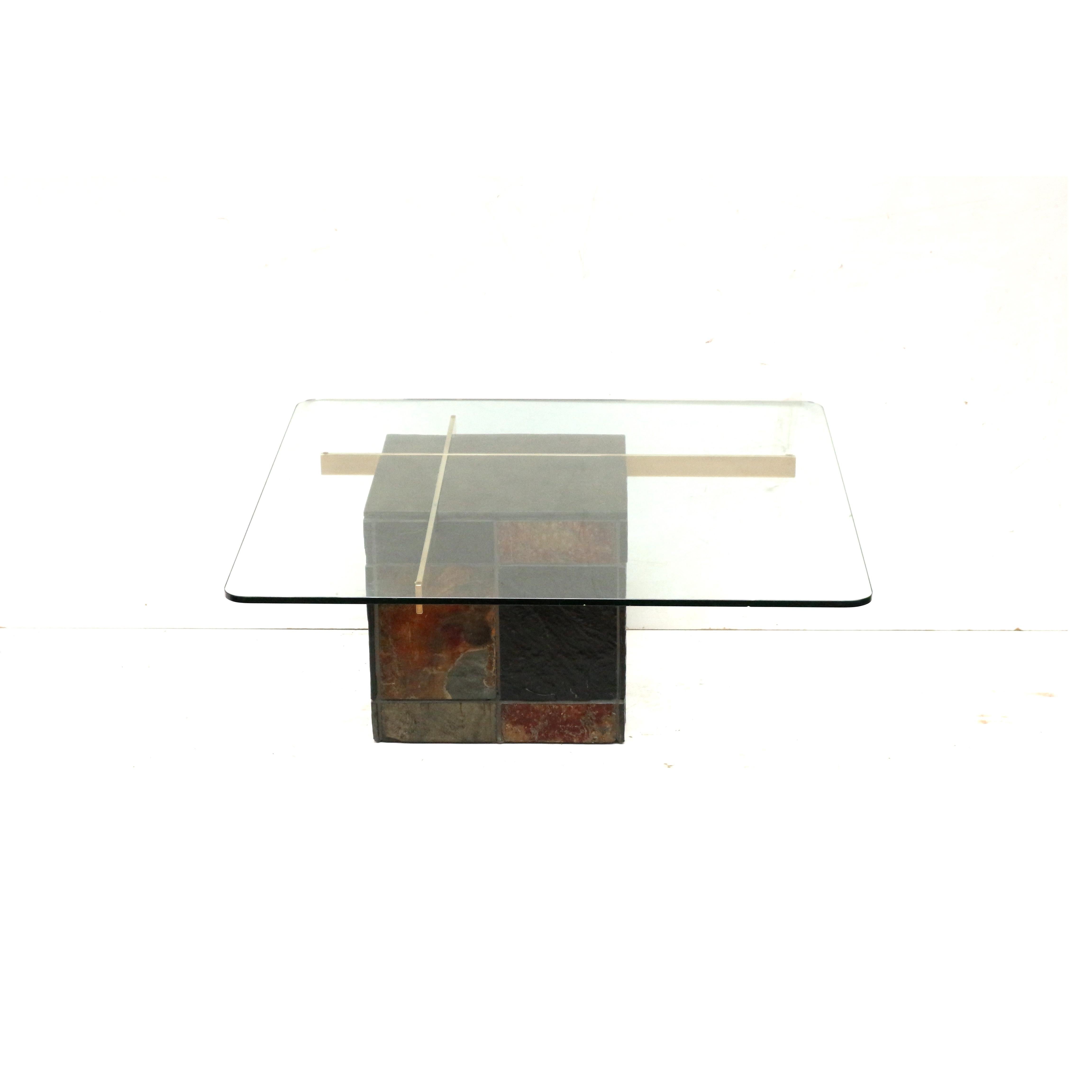 Couchtisch im italienischen Design von Artedi mit Sockel aus Naturstein und Glasplatte (Italienisch) im Angebot
